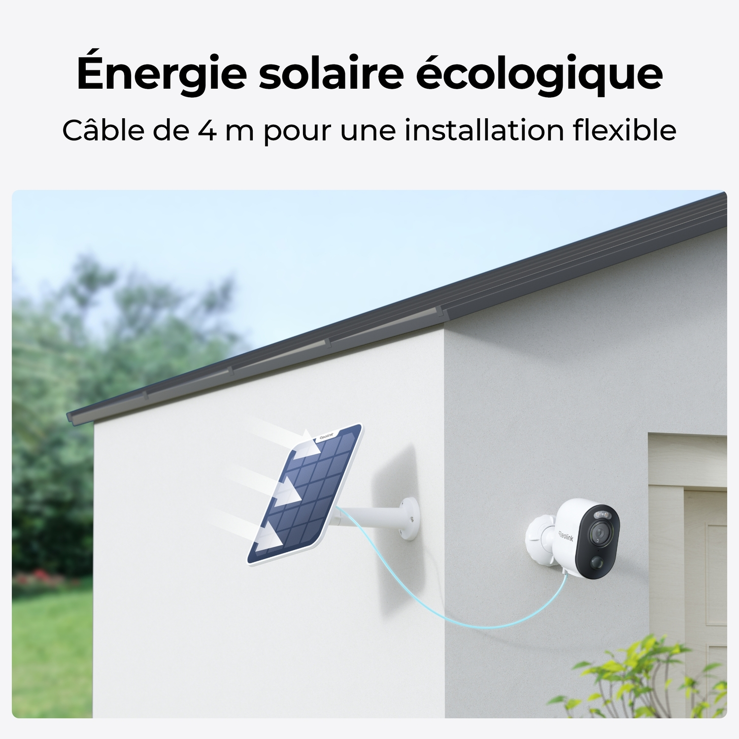 Une caméra de sécurité avec un panneau solaire. La caméra est montée sur un mur blanc et le panneau sur le toit.