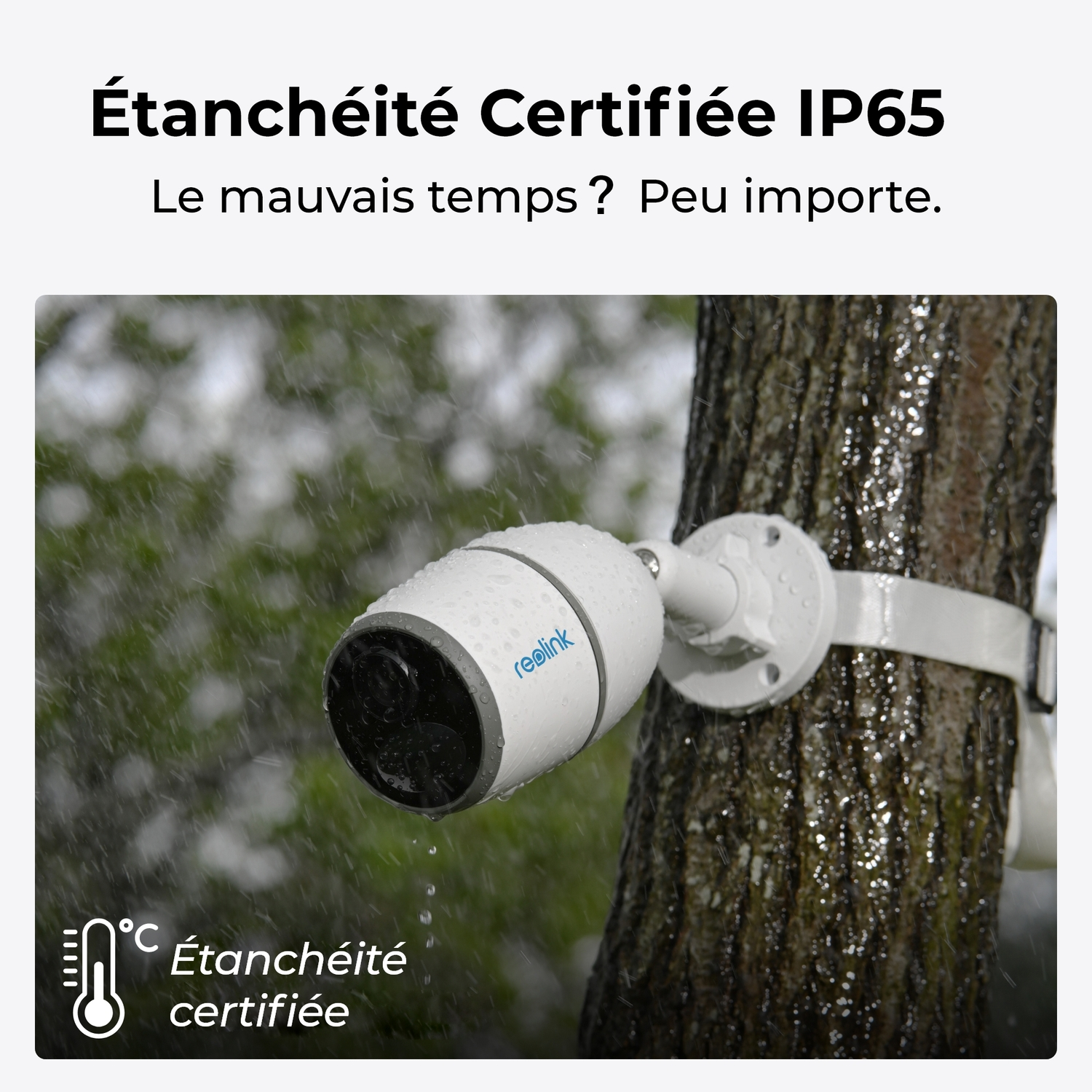 Caméra blanche sur un mur sous la pluie. Label résistant aux intempéries certifié en bas à gauche.