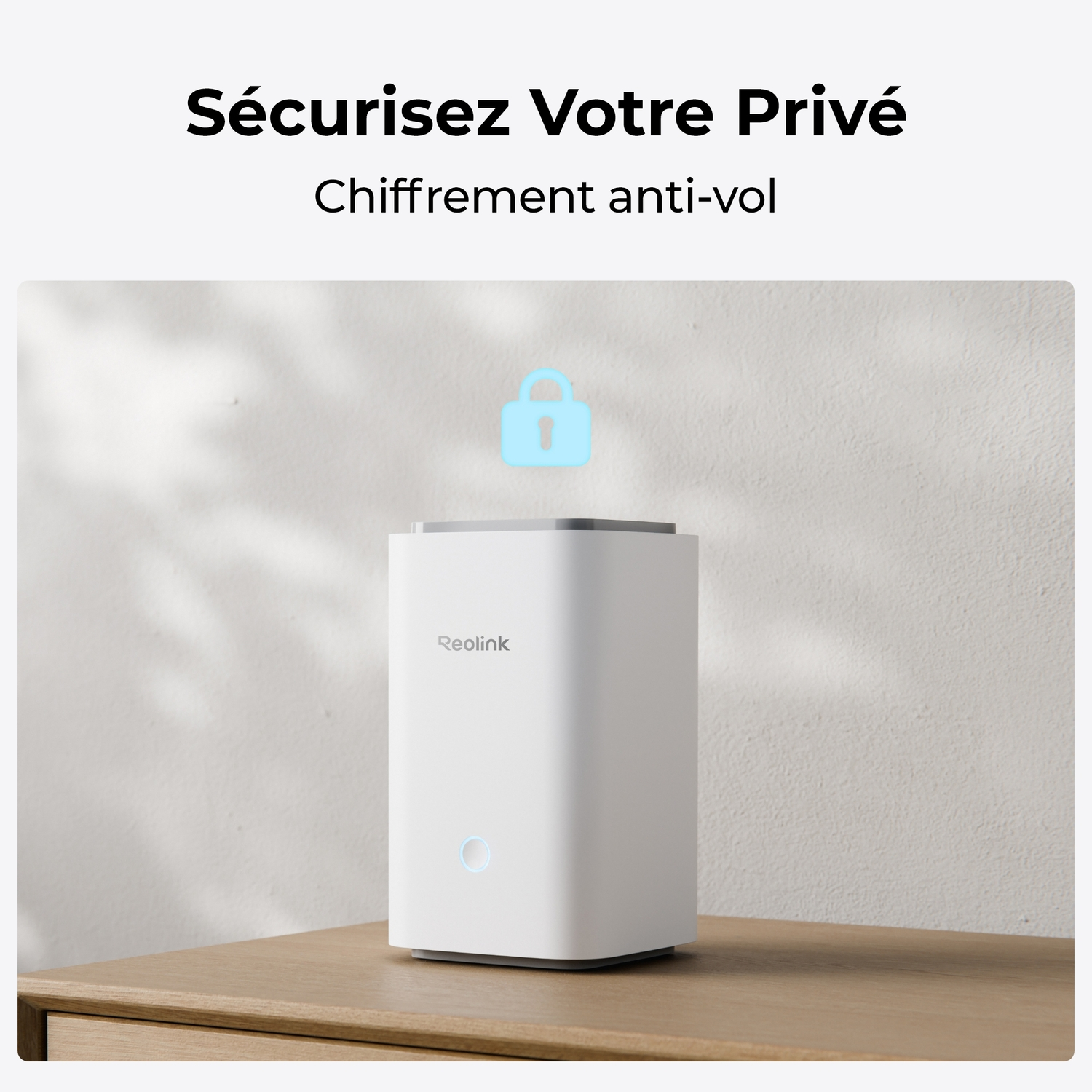 Appareil blanc sur table en bois, icône de cadenas bleu au-dessus. Texte : Sécurisez votre privé, Chiffrement anti-vol.