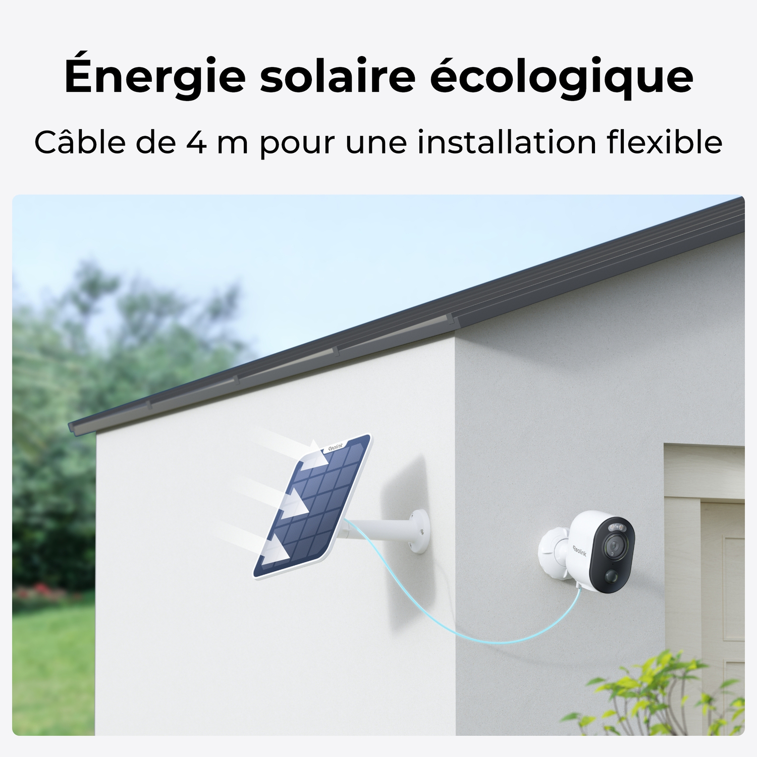Panneau solaire et caméra sur mur de maison. Texte : Énergie solaire écologique, câble de 4m pour une installation flexible.