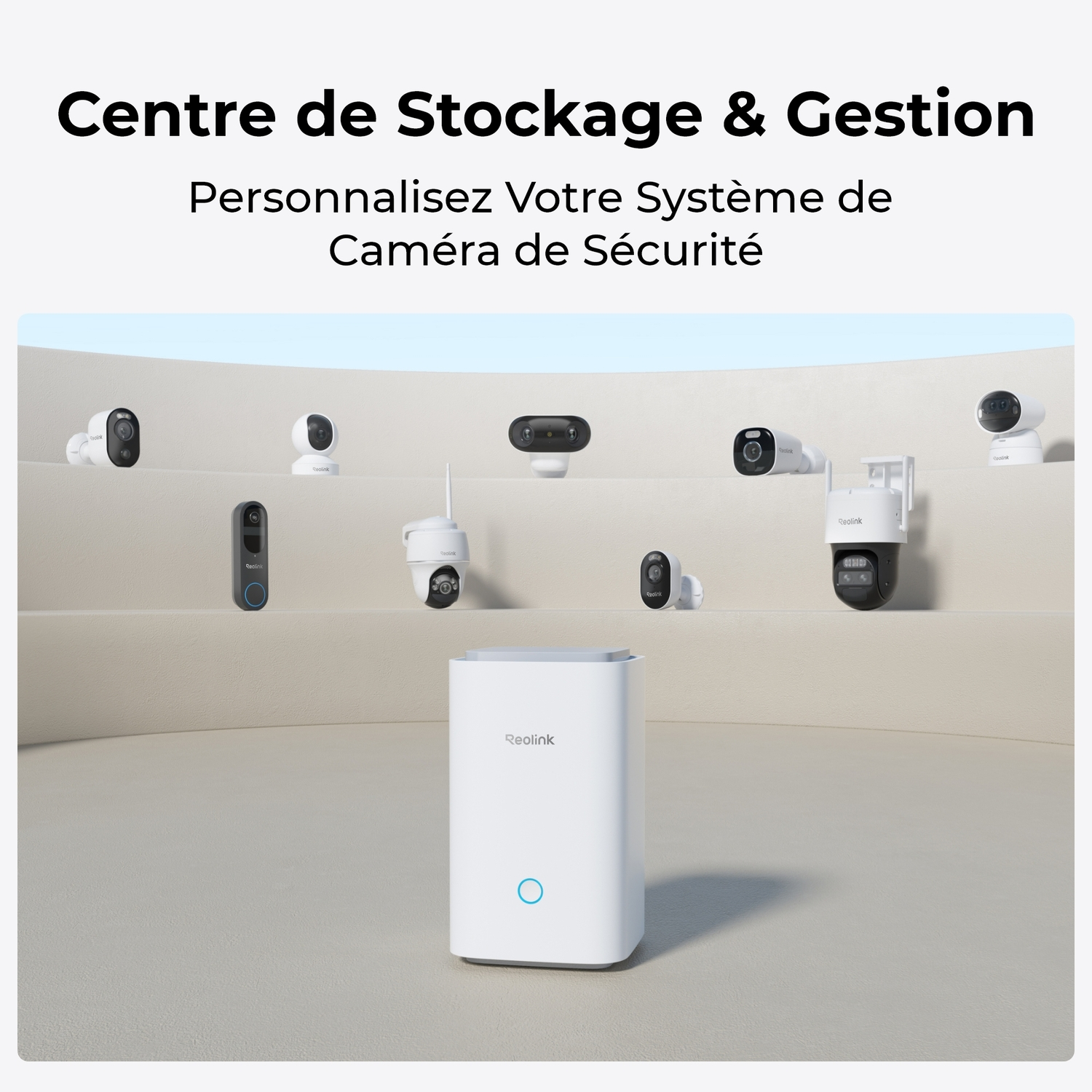 Diverses caméras sur une étagère. Appareil blanc avec cercle bleu en bas.