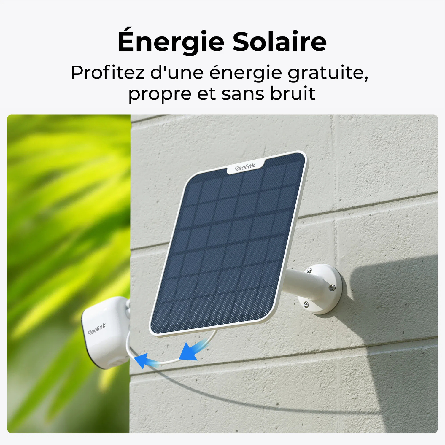 Un panneau solaire est sur un mur avec une caméra de sécurité. Des flèches montrent le flux d'énergie du panneau solaire vers la caméra.