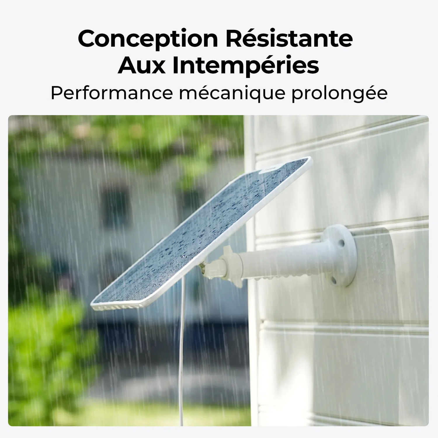 Un panneau solaire est installé sur un mur pendant la pluie. Des gouttes de pluie sont visibles sur le panneau solaire.