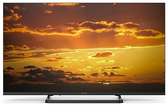 Ekran TV wyświetla zachód słońca z chmurami i złotym niebem. Logo PEAQ na dole.