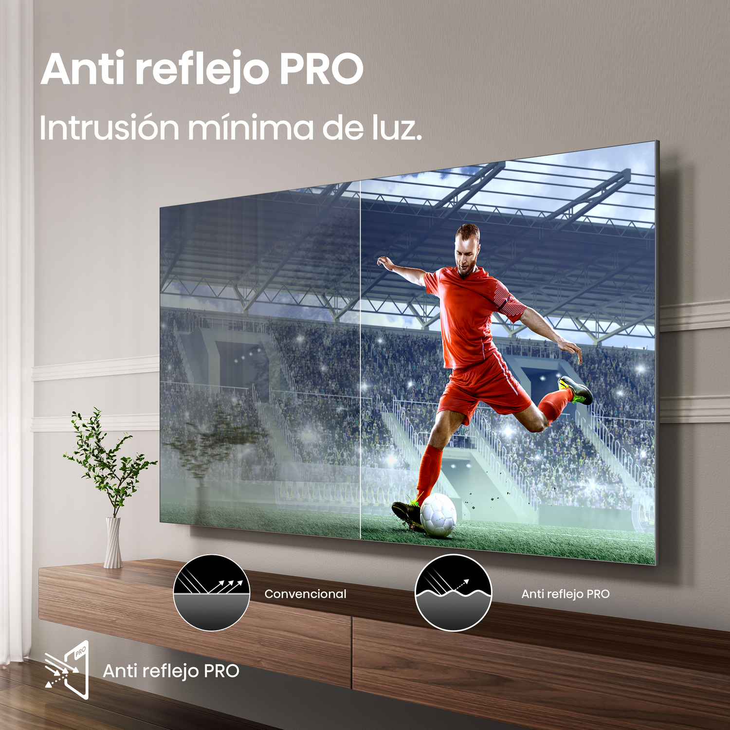 Un jugador de fútbol en la pantalla del televisor con tecnología antirreflectante. Comparación con una pantalla convencional.