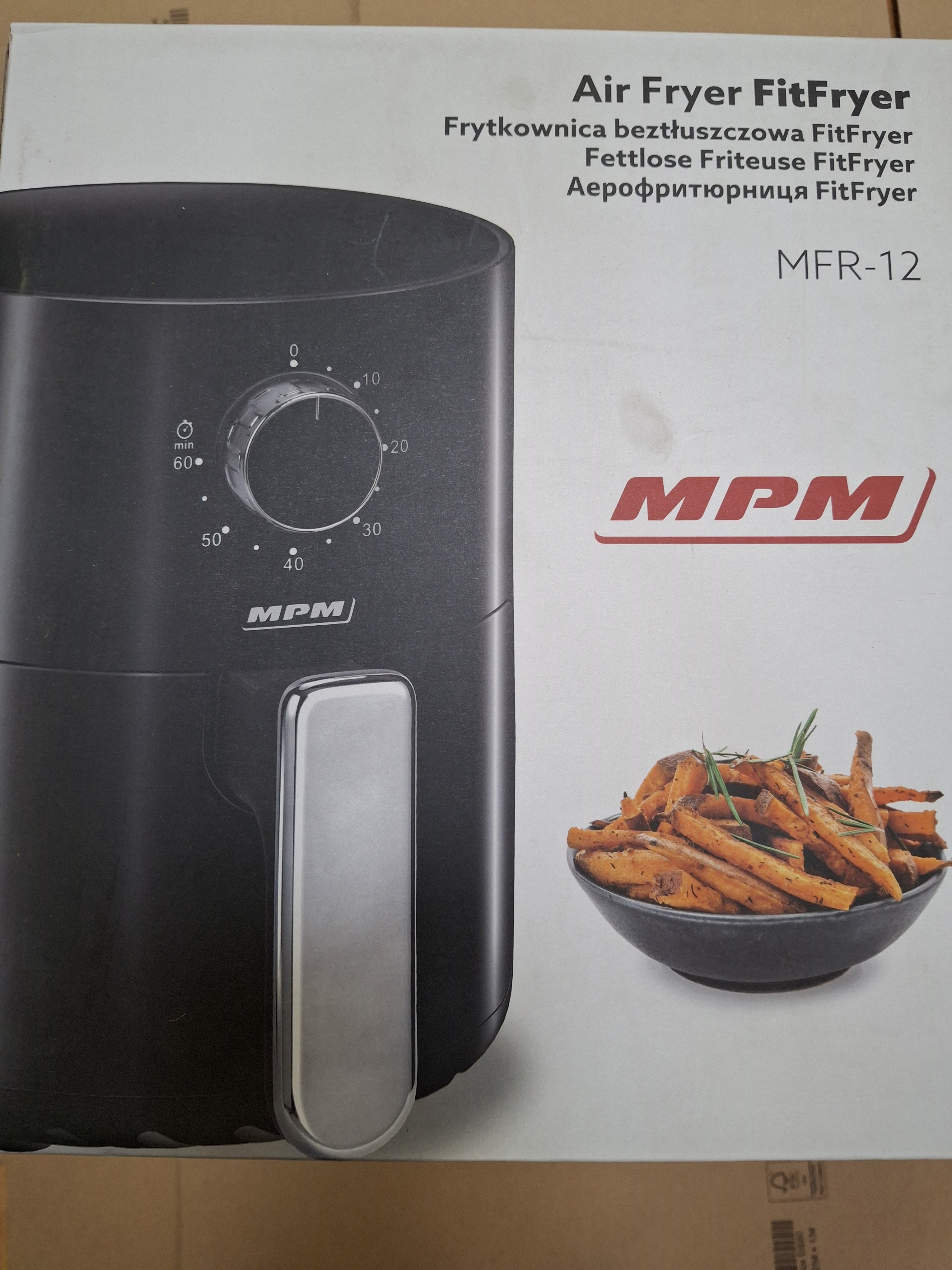Frytkownica powietrzna z timerem i uchwytem, zbliżenie.