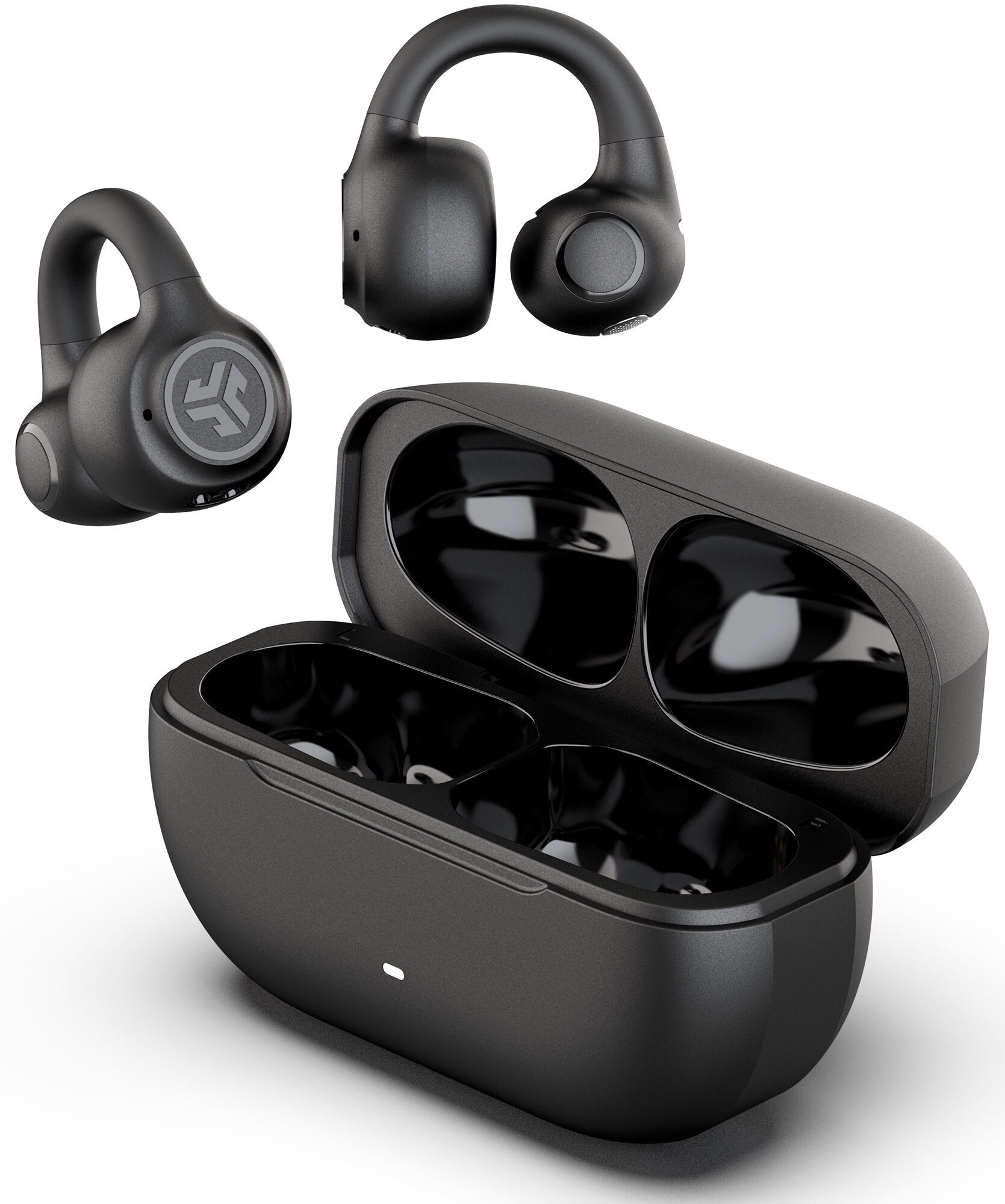 Czarne słuchawki JLab Go Air Sport i etui ładujące. Słuchawki, jedna w etui, jedna na zewnątrz.