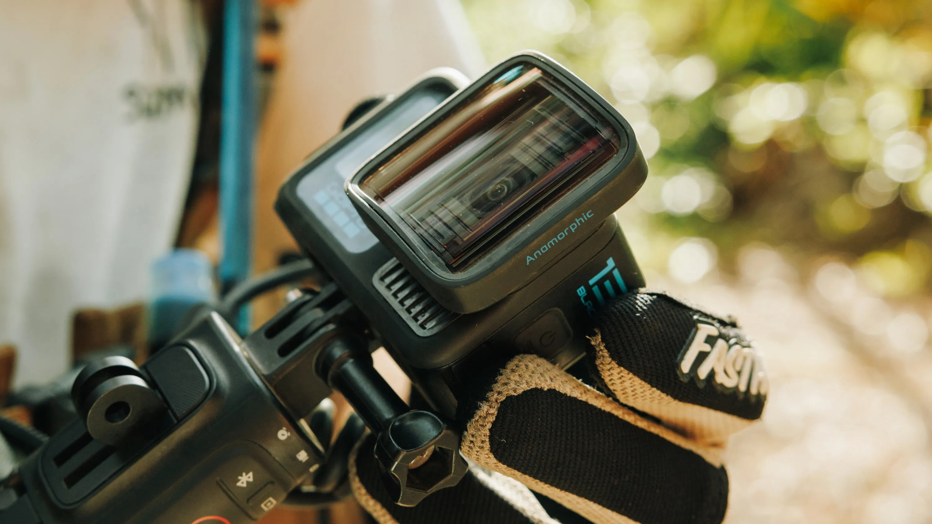 Kamera z obiektywem anamorficznym zamontowana na rowerze.