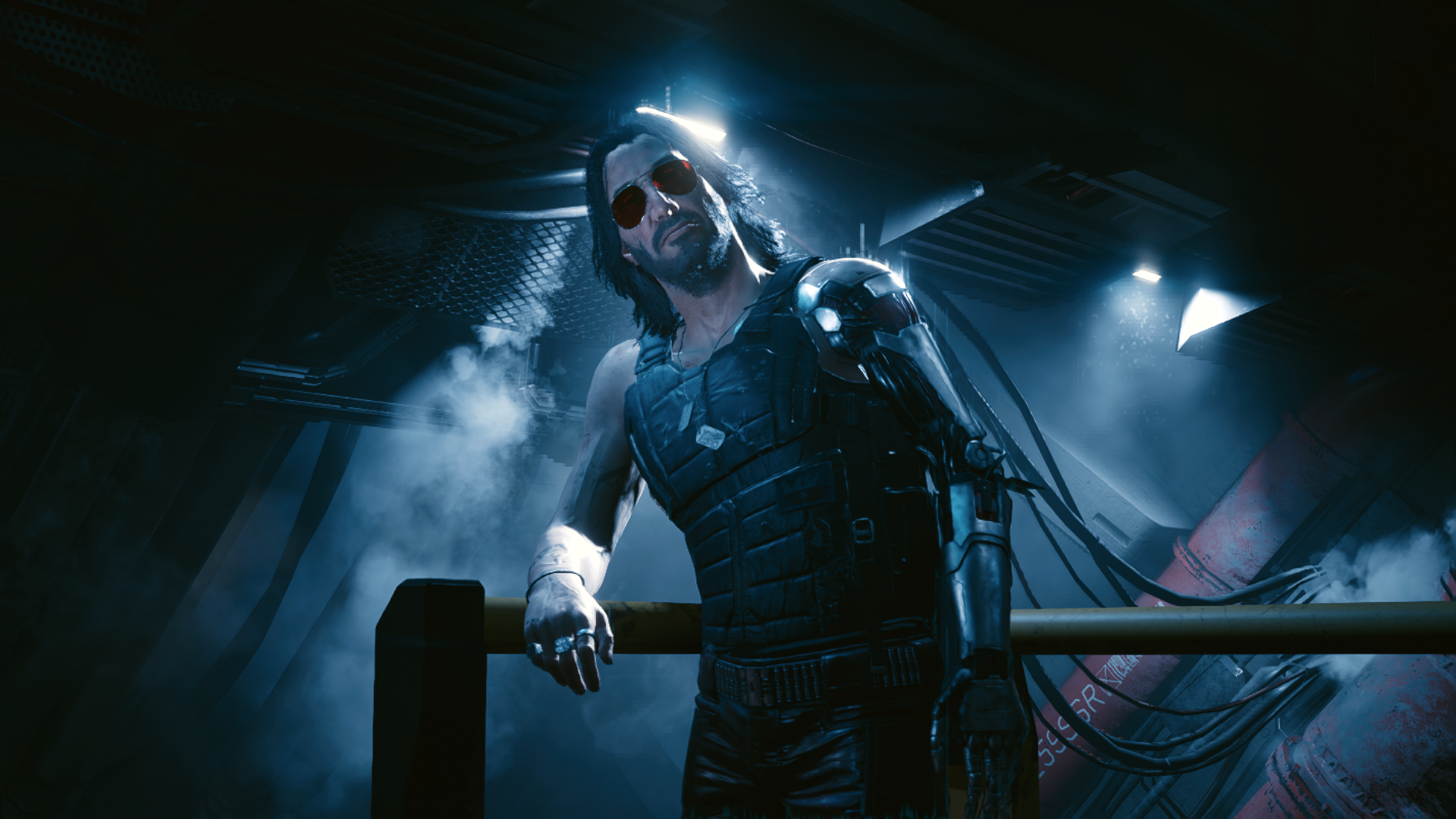 Mężczyzna w okularach przeciwsłonecznych, z cybernetycznym ramieniem, w ciemnym pokoju. Obecne neony i dym.