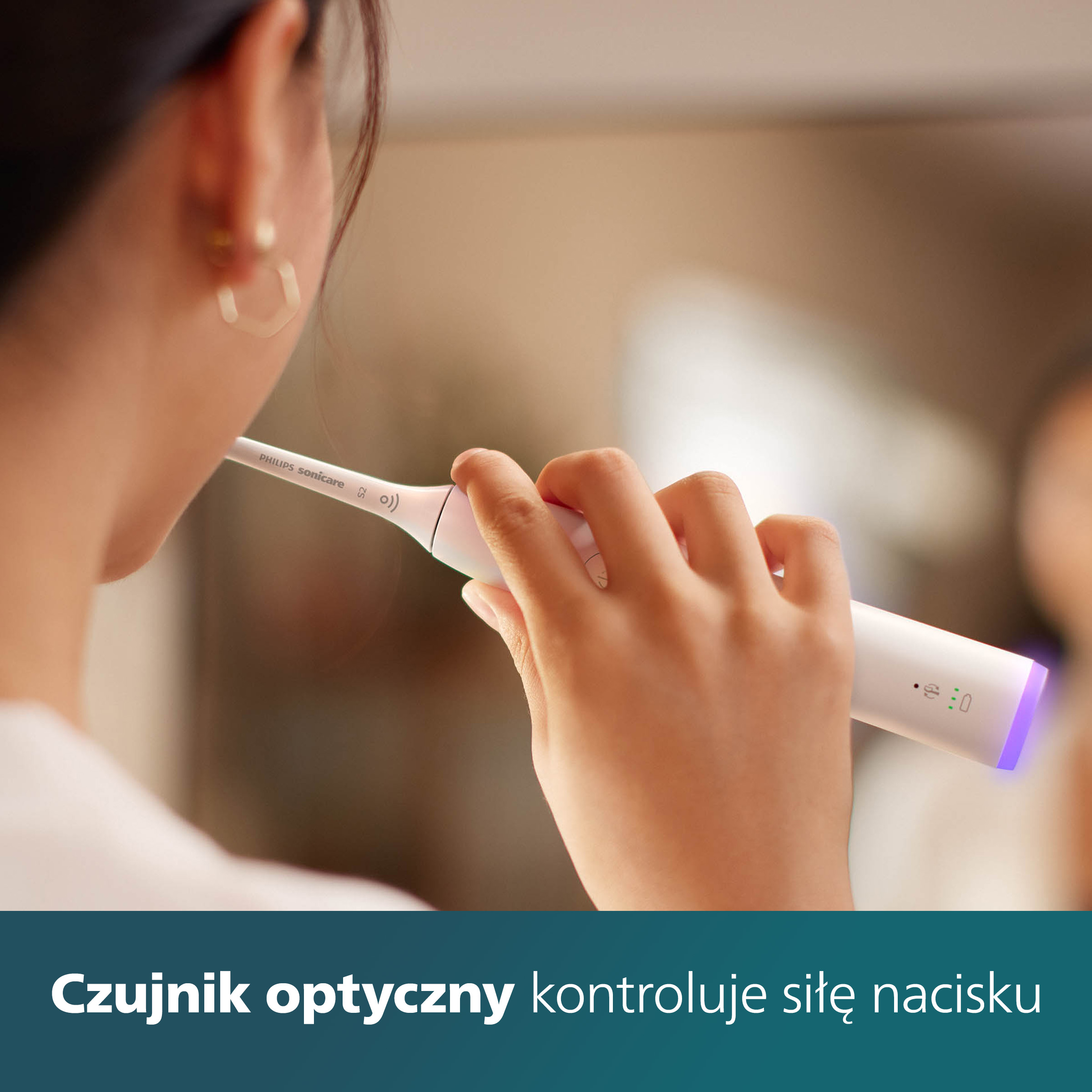 Kobieta myjąca zęby białą szczoteczką przed lustrem.