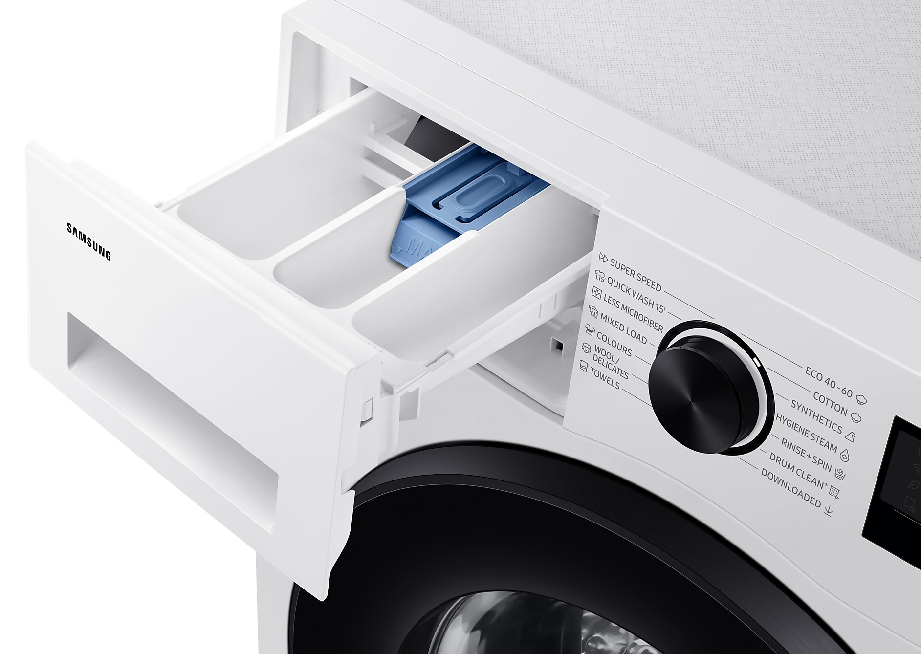 Fehér mosógép mosószer fiókja nyitva, rekeszekkel és kék betéttel.