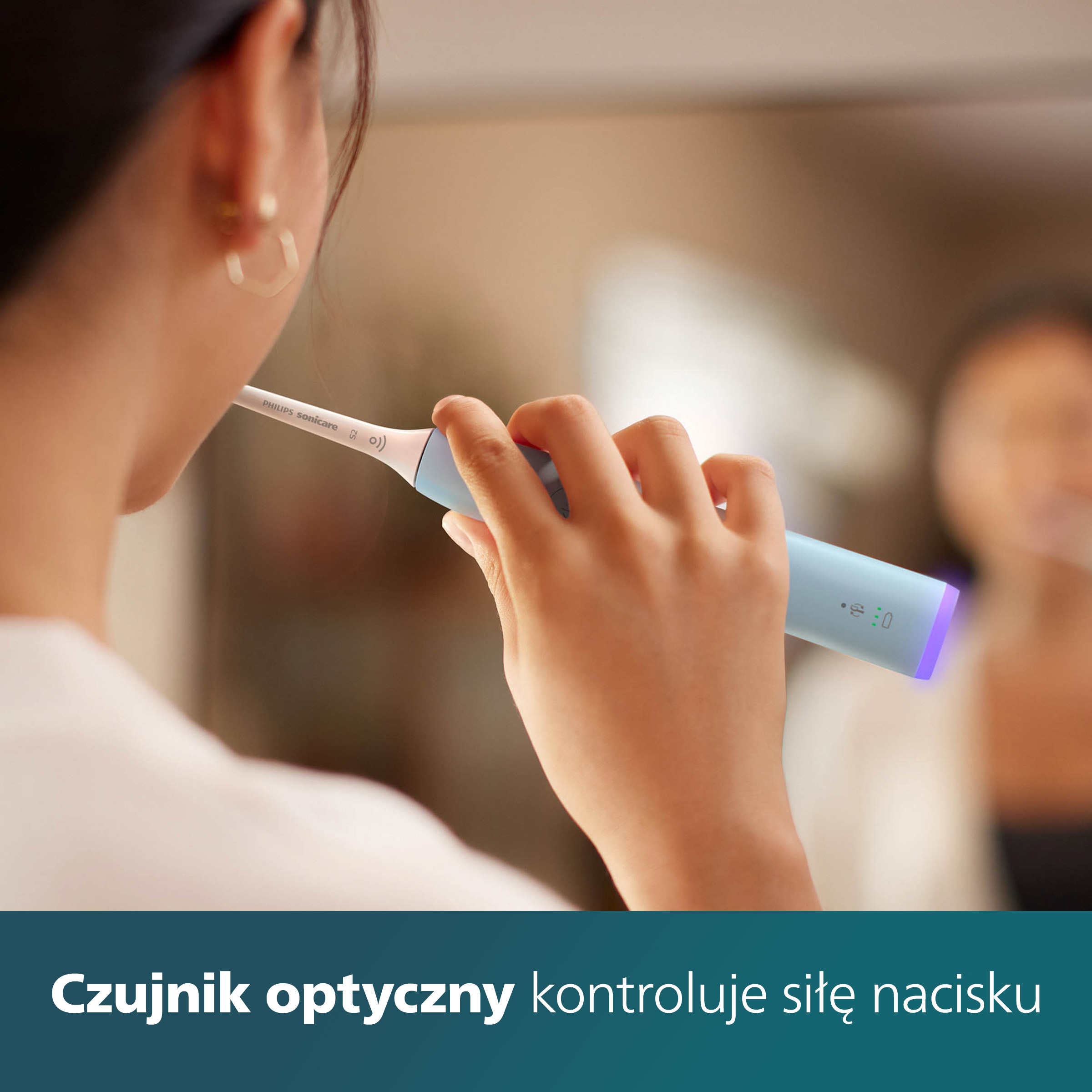 Osoba myjąca zęby przed lustrem.