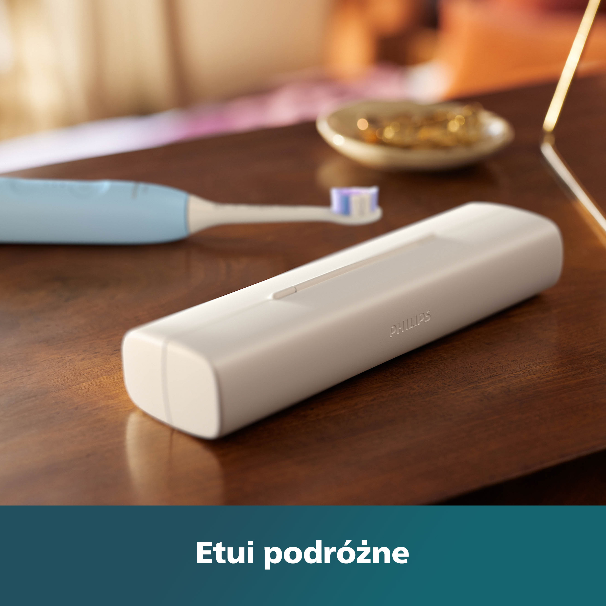 Etui podróżne i elektryczna szczoteczka do zębów na drewnianej powierzchni.