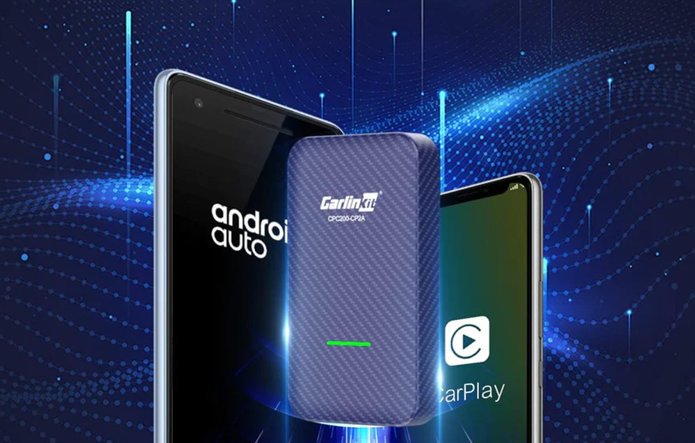 Promóciós kép telefonokkal és egy Carlinkit eszközzel, Android Auto és CarPlay logókkal.