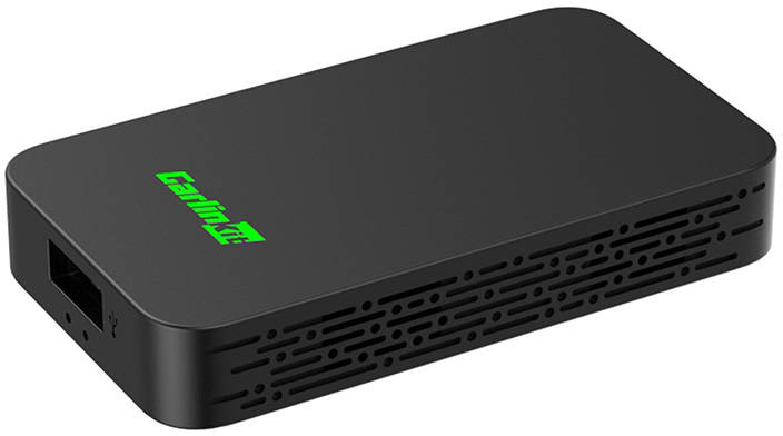 Egy fekete eszköz zöld szöveggel és USB-porttal.