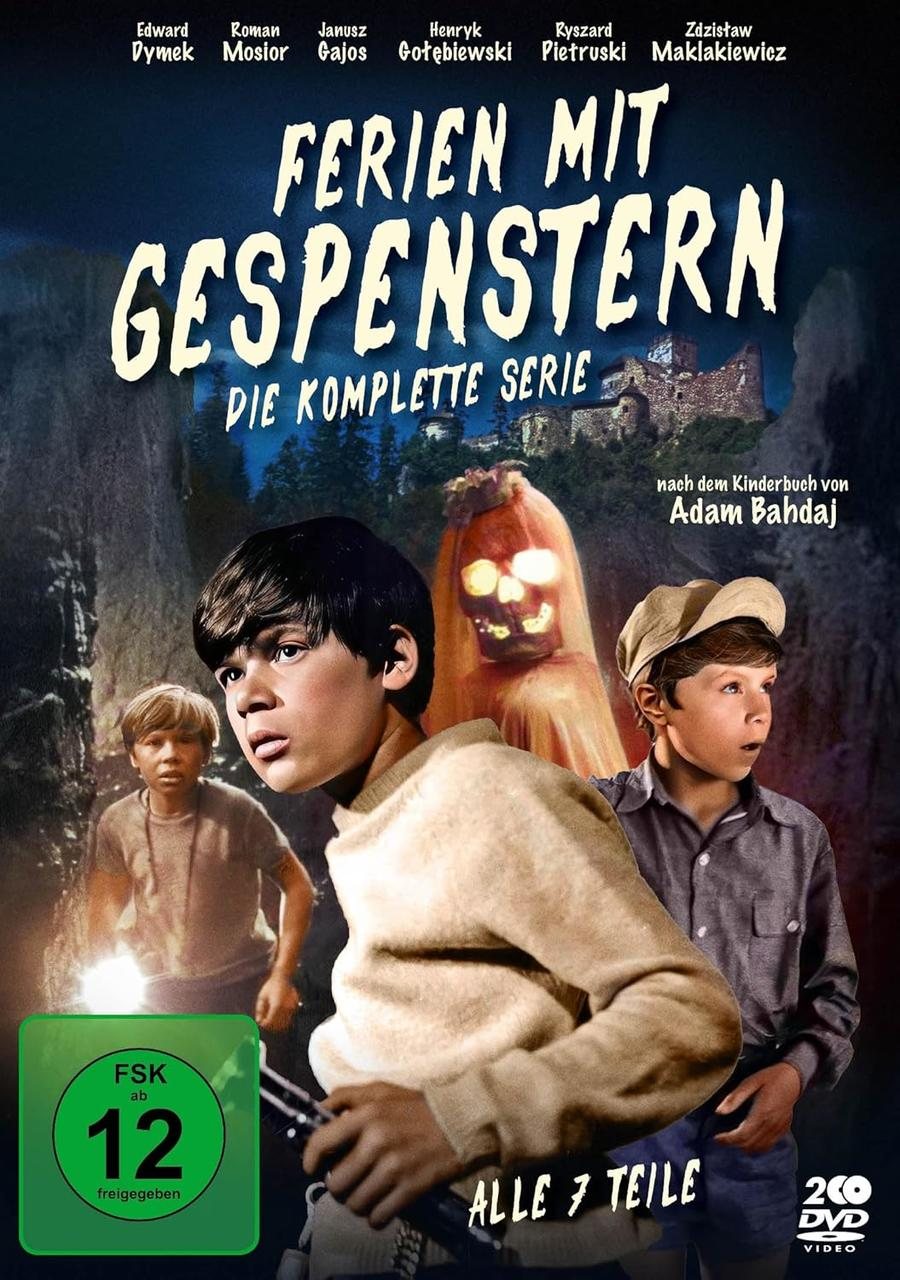 Filmcover: 'Ferien mit Gespenstern'. Drei Jungen und ein Geist auf dem Cover, dunkler Hintergrund.