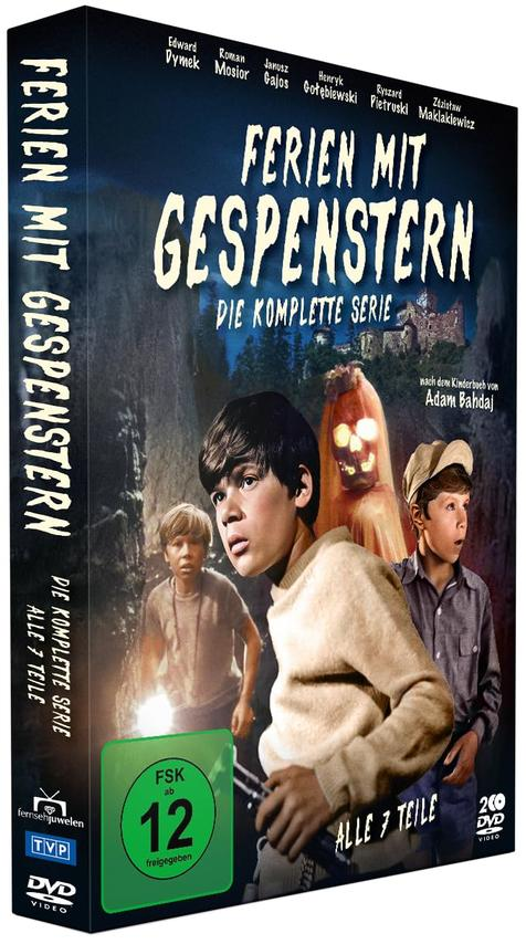 Filmcover: 'Ferien mit Gespenstern'. Drei Jungen und ein Geist auf dem Cover, dunkler Hintergrund.