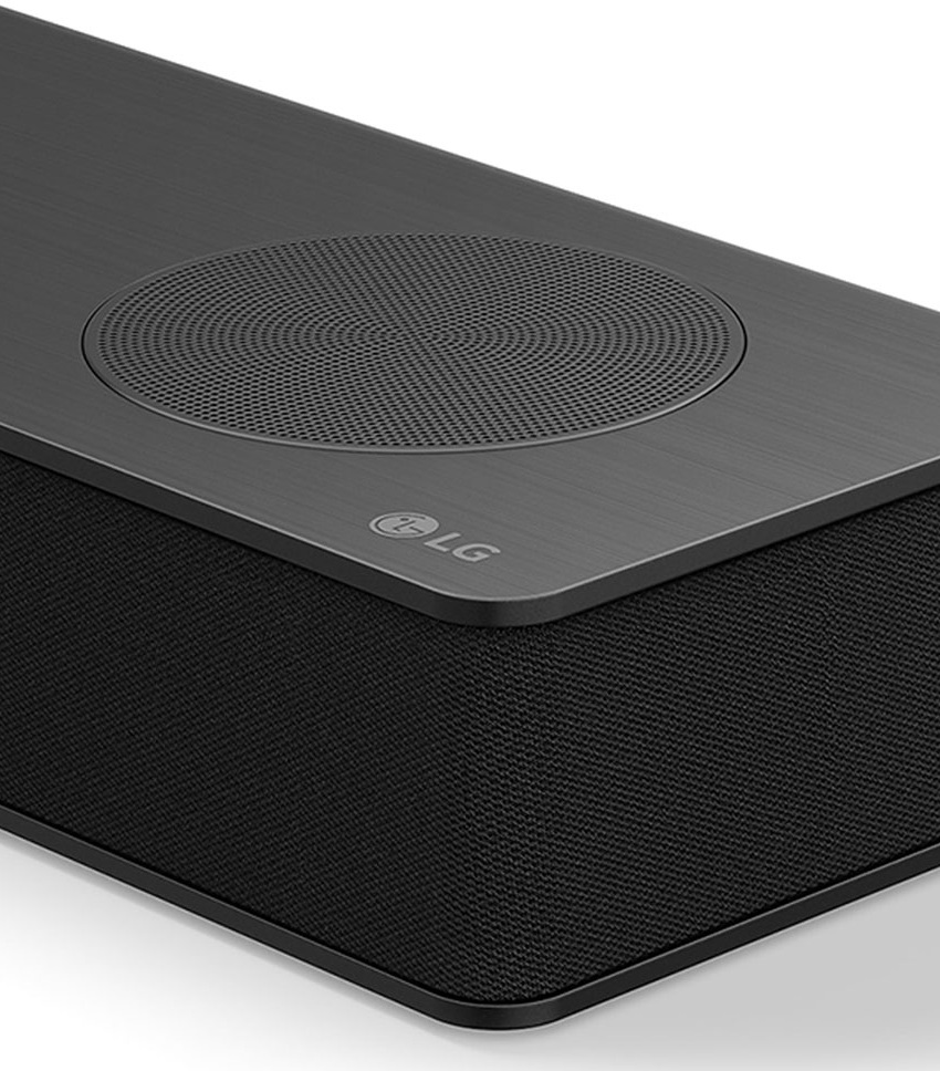 Zbliżenie czarnego soundbaru z okrągłym głośnikiem i logo LG. Białe tło.
