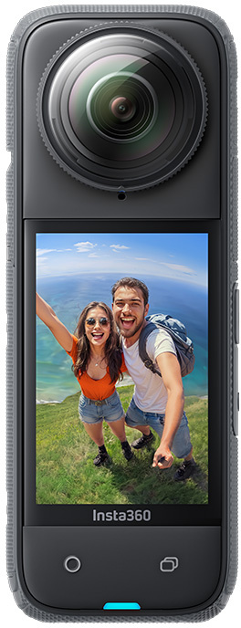 Insta360 X4 kamera, amely egy párt mutat, akik szelfit készítenek egy hegyen, kék ég a háttérben.