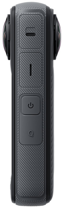 Fekete Insta360 X4 kamera oldalsó nézete, bekapcsoló és Q gombokkal.