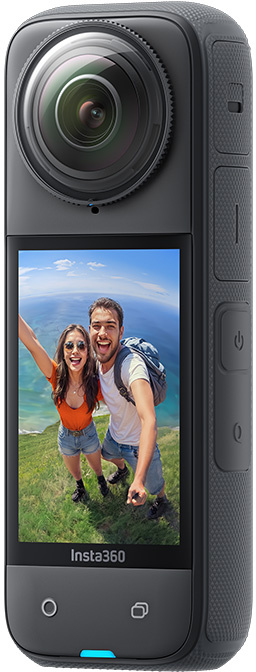Insta360 X4 kamera, amelynek képernyőjén egy pár látható, amint szelfit készít a hegyen.