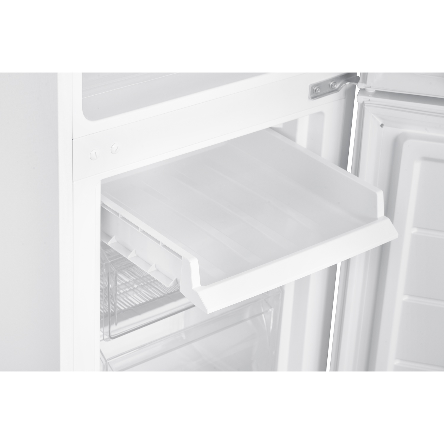 Primo piano di un cassetto del frigorifero bianco, estratto.