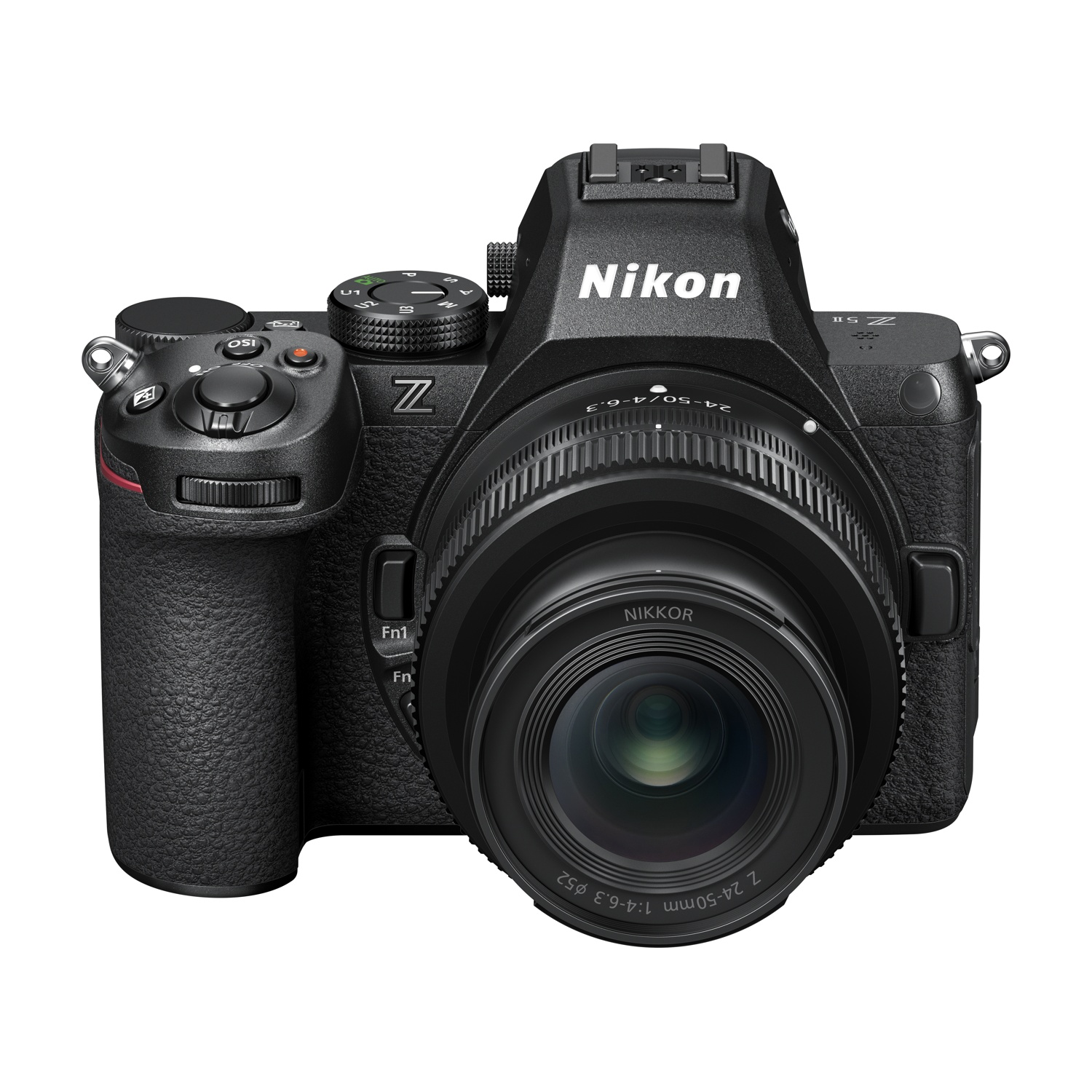 Fotocamera Nikon nera con obiettivo, vista angolata, sfondo bianco.