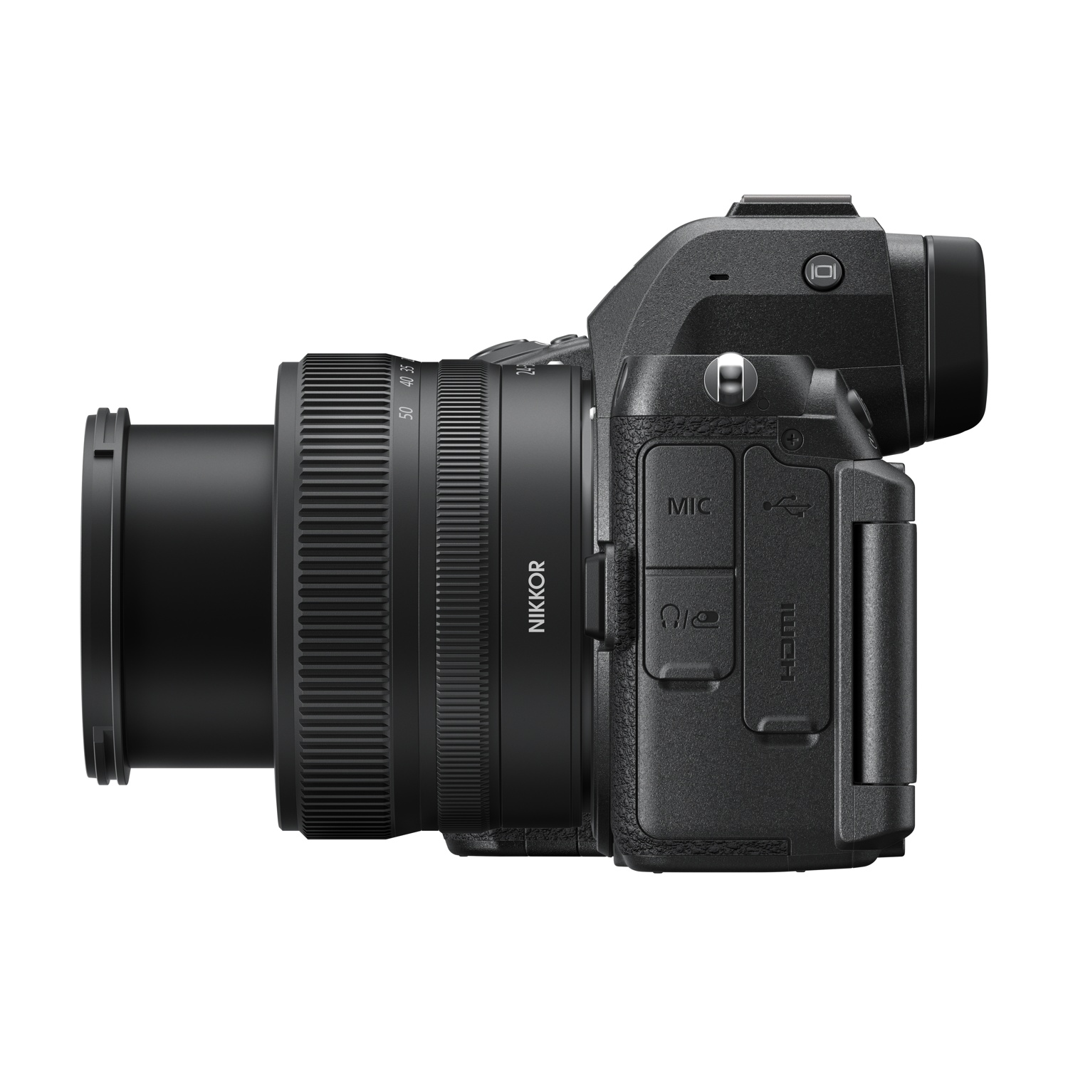 Fotocamera Nikon nera, vista laterale con obiettivo, sfondo bianco.