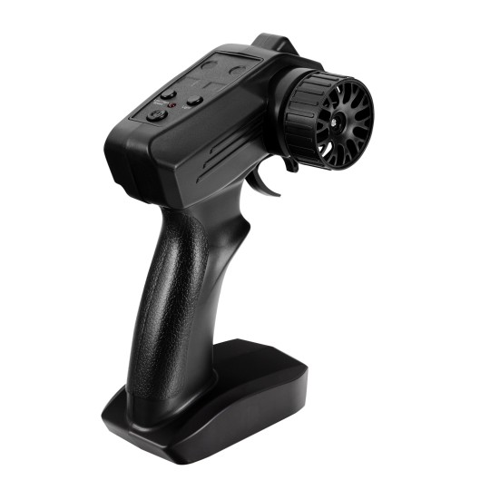 Czarny pilot do samochodu RC. Posiada przyciski, spust i pokrętło. Izolowany na białym tle.