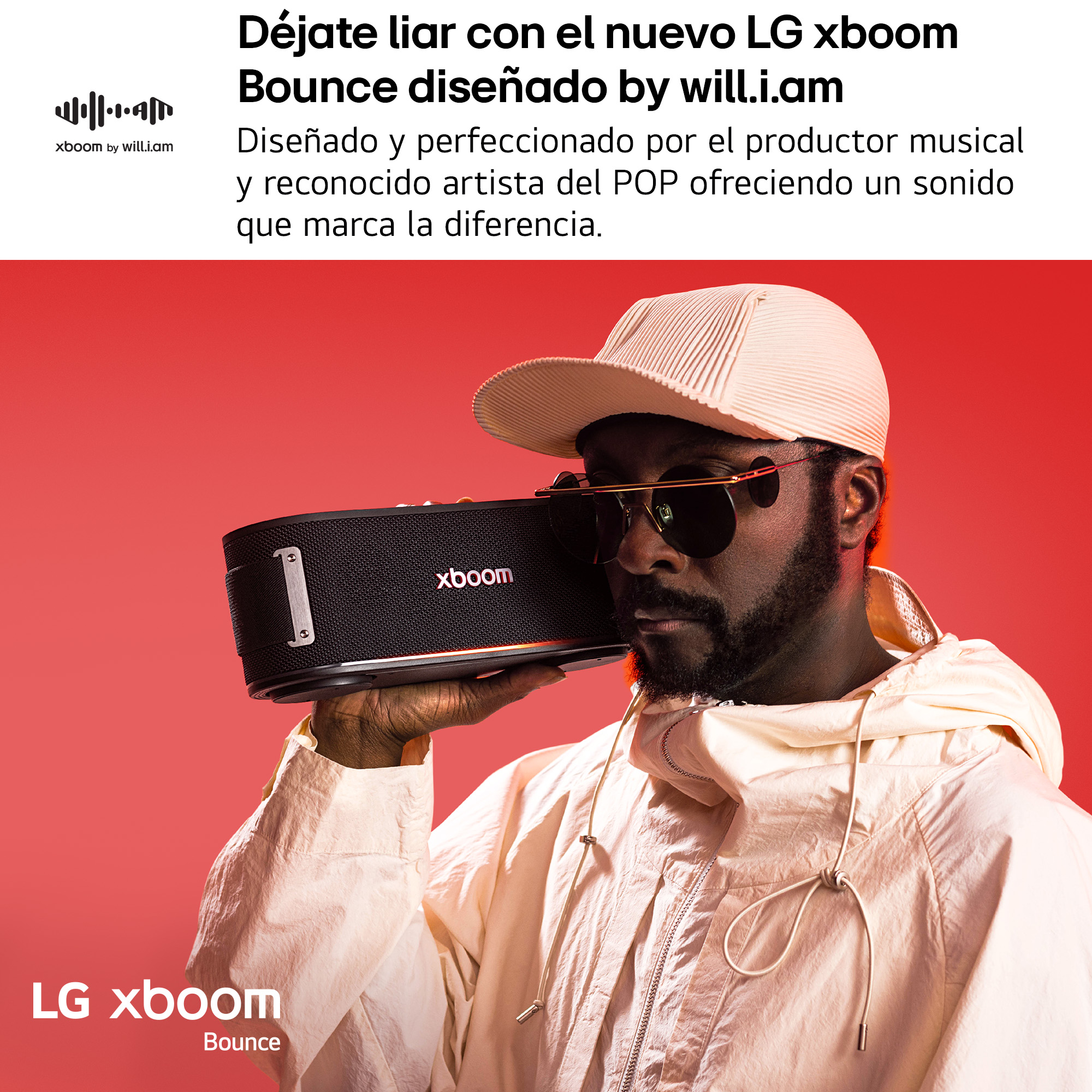 Hombre sosteniendo un altavoz negro de will.i.am con logotipo rojo.