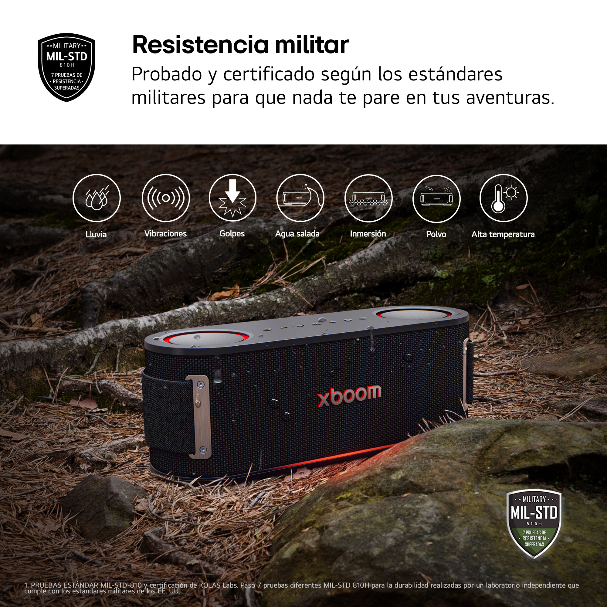 Altavoz negro sobre rocas. Logotipo Xboom. Grado militar. Impermeable, a prueba de polvo y resistente a la temperatura.