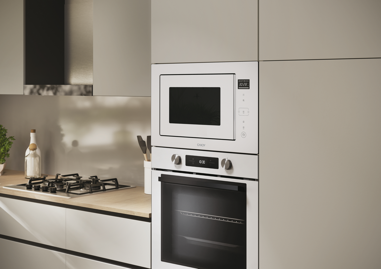 Una cocina con un horno microondas y un horno.