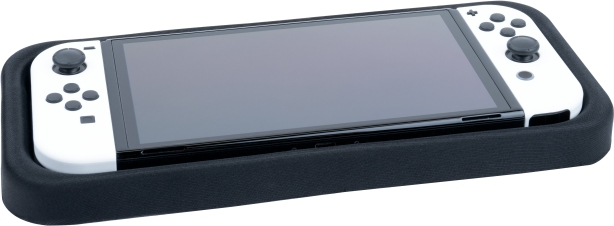 Console Nintendo Switch dans un support noir. La console a des contrôleurs blancs.