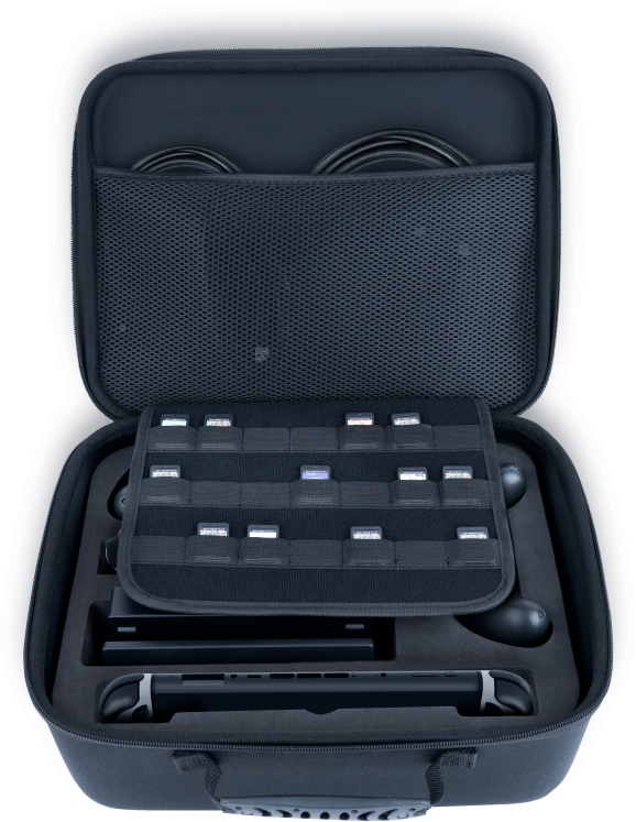 Custodia nera aperta con accessori Nintendo Switch, incluse cartucce di gioco e cavi.
