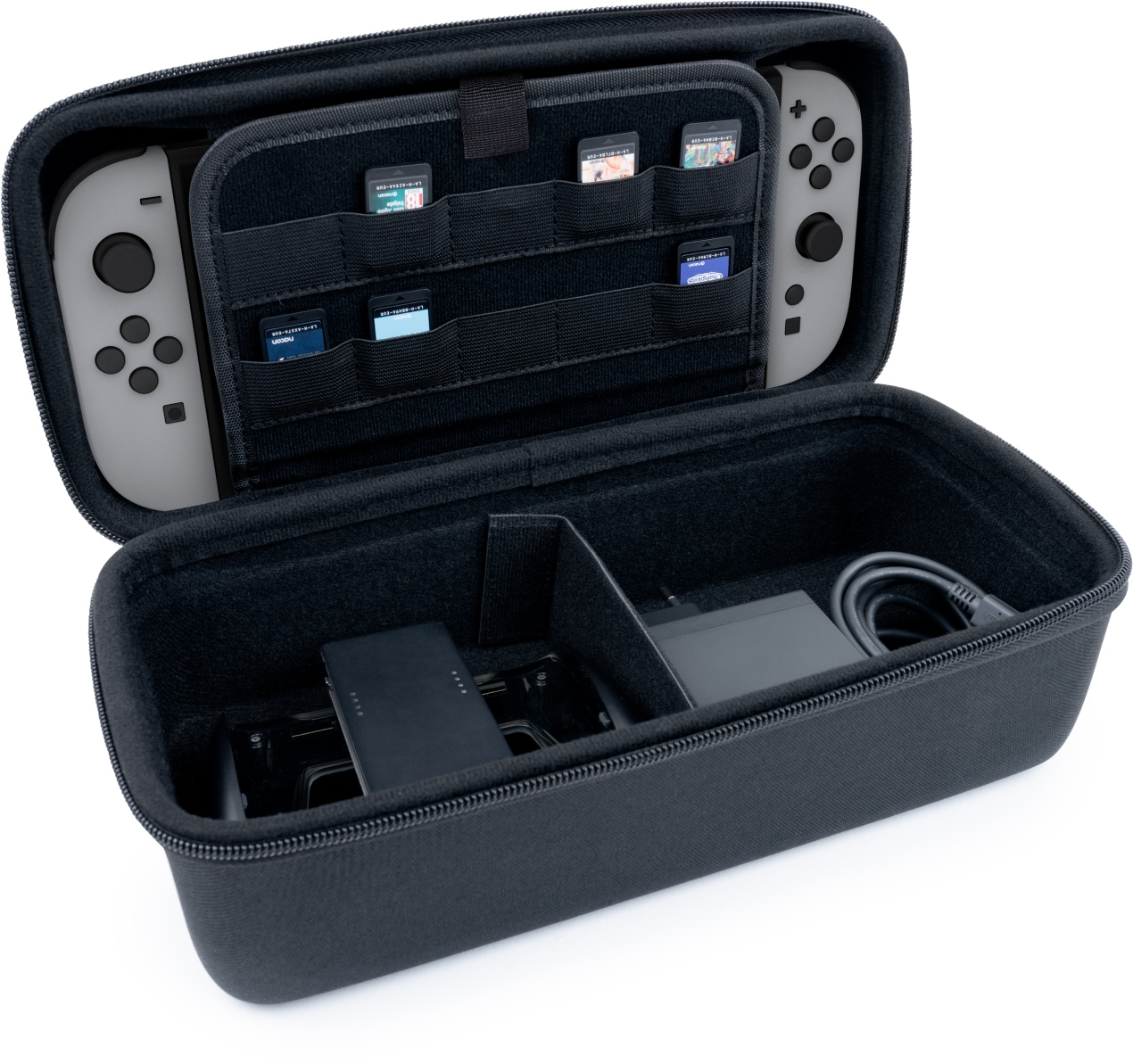 Étui Nintendo Switch noir ouvert, jeux et console à l'intérieur, avec accessoires. Fond blanc.