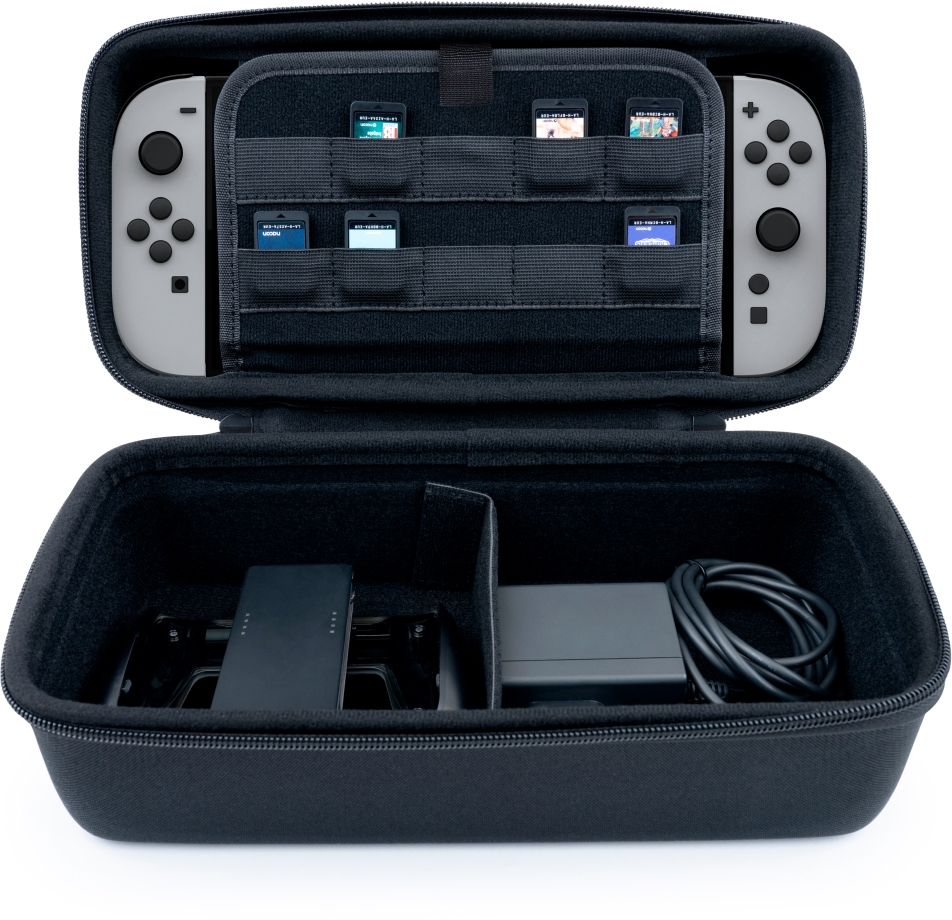Étui noir ouvert avec Nintendo Switch, cartouches de jeu et accessoires.