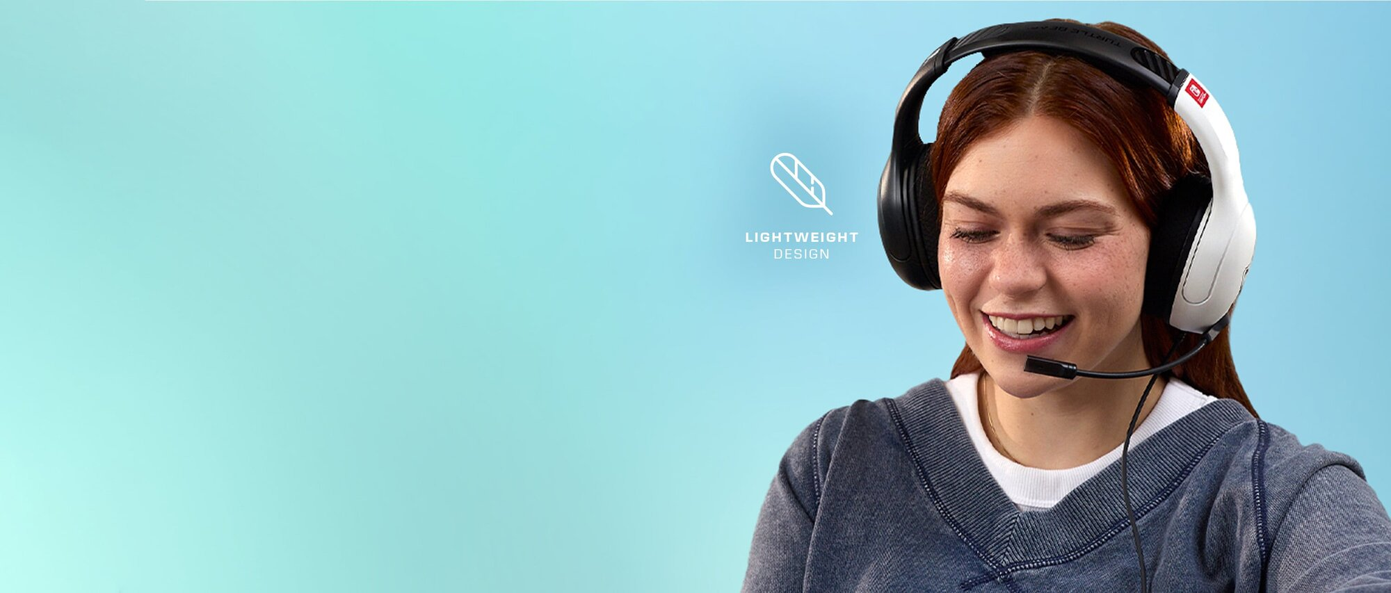 Una giovane donna con cuffie e microfono bianchi, sorridente, con sfondo blu e azzurro.