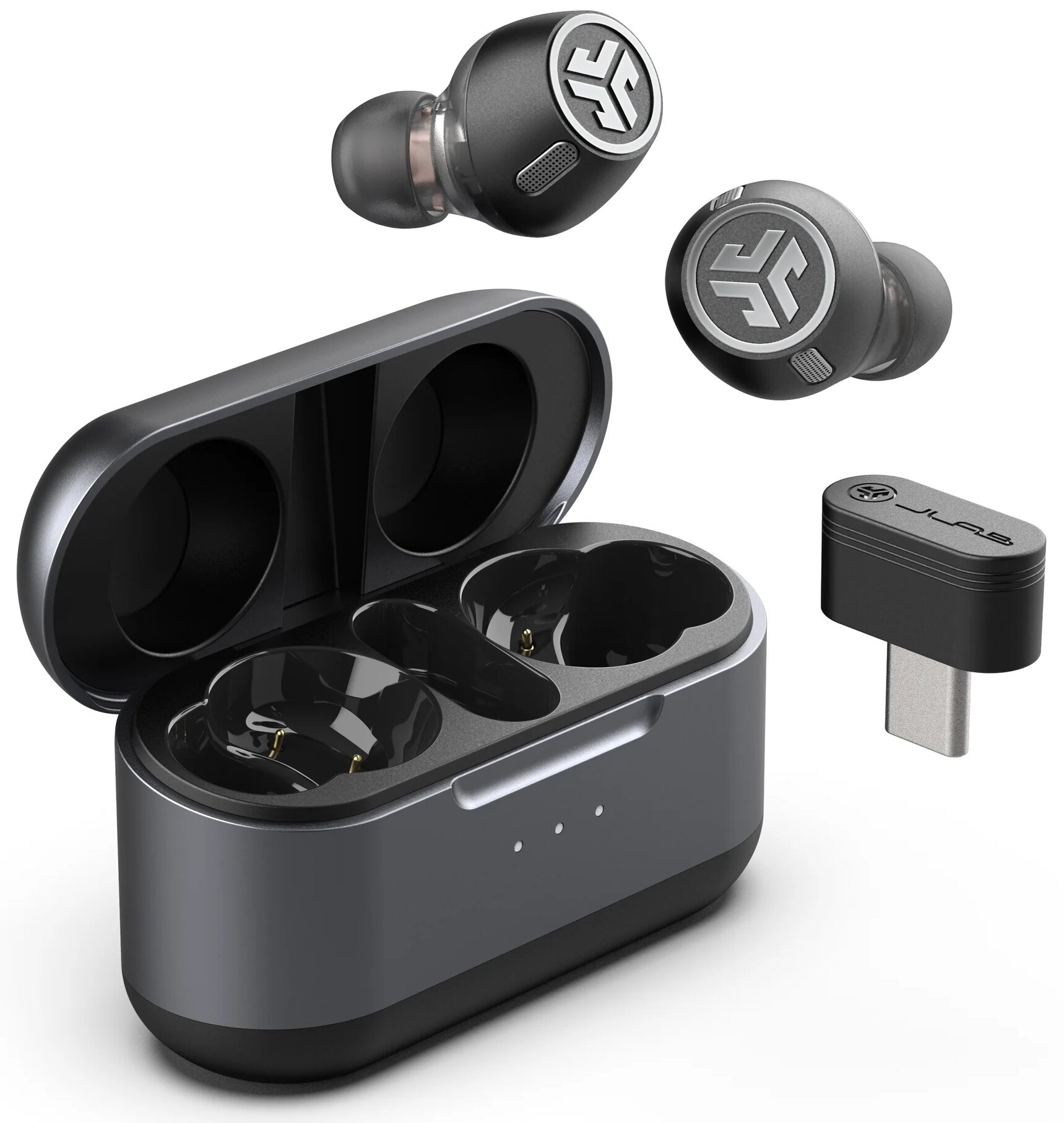 Czarne bezprzewodowe słuchawki, etui ładujące i adapter USB-C na białej powierzchni.