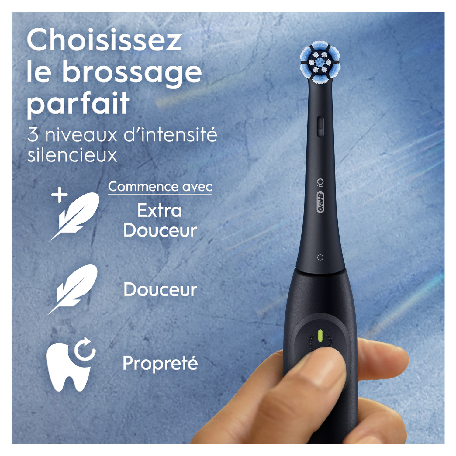 Une personne tient une brosse à dents électrique noire, le texte dit : Choisissez le brossage parfait.