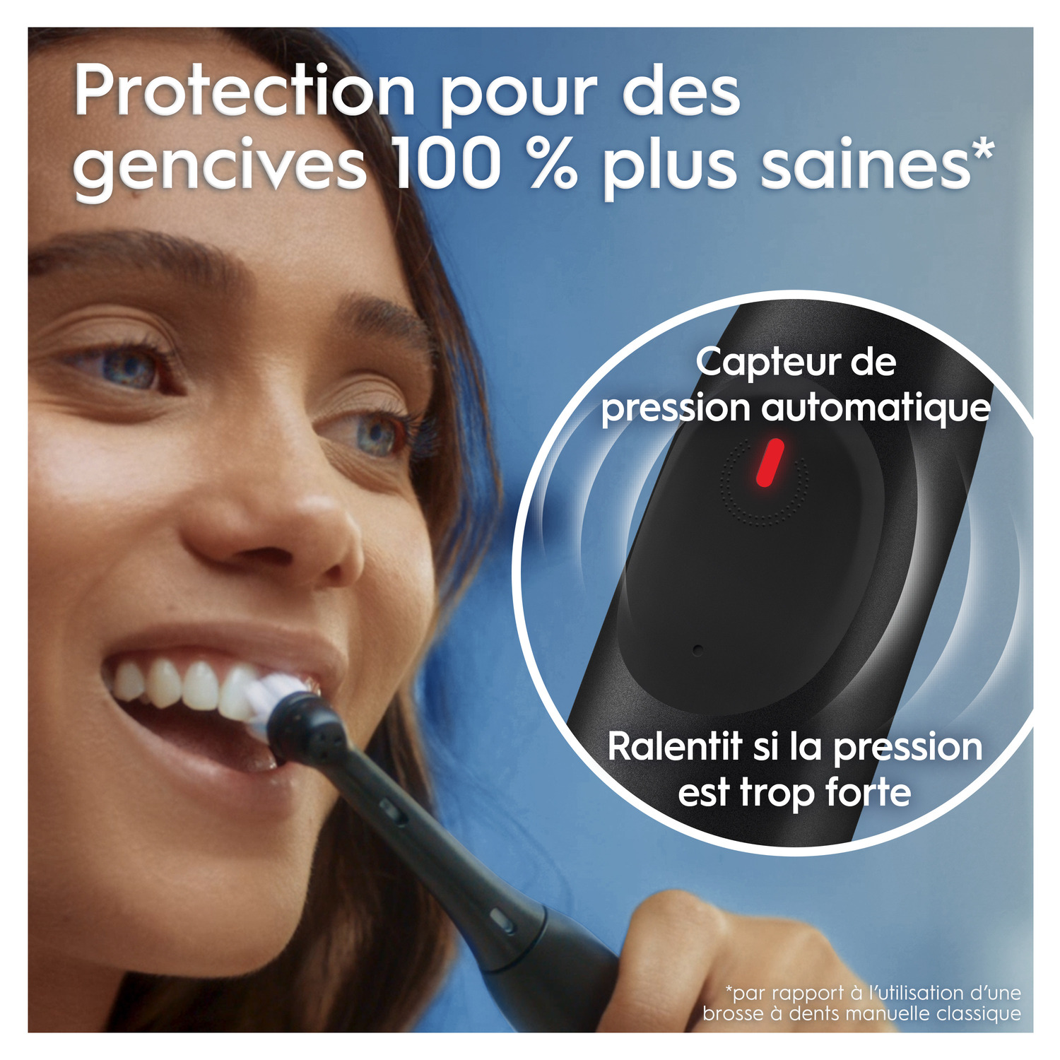 Une femme se brosse les dents avec une brosse à dents électrique noire, le texte dit : Protection pour des gencives 100 % plus saines.
