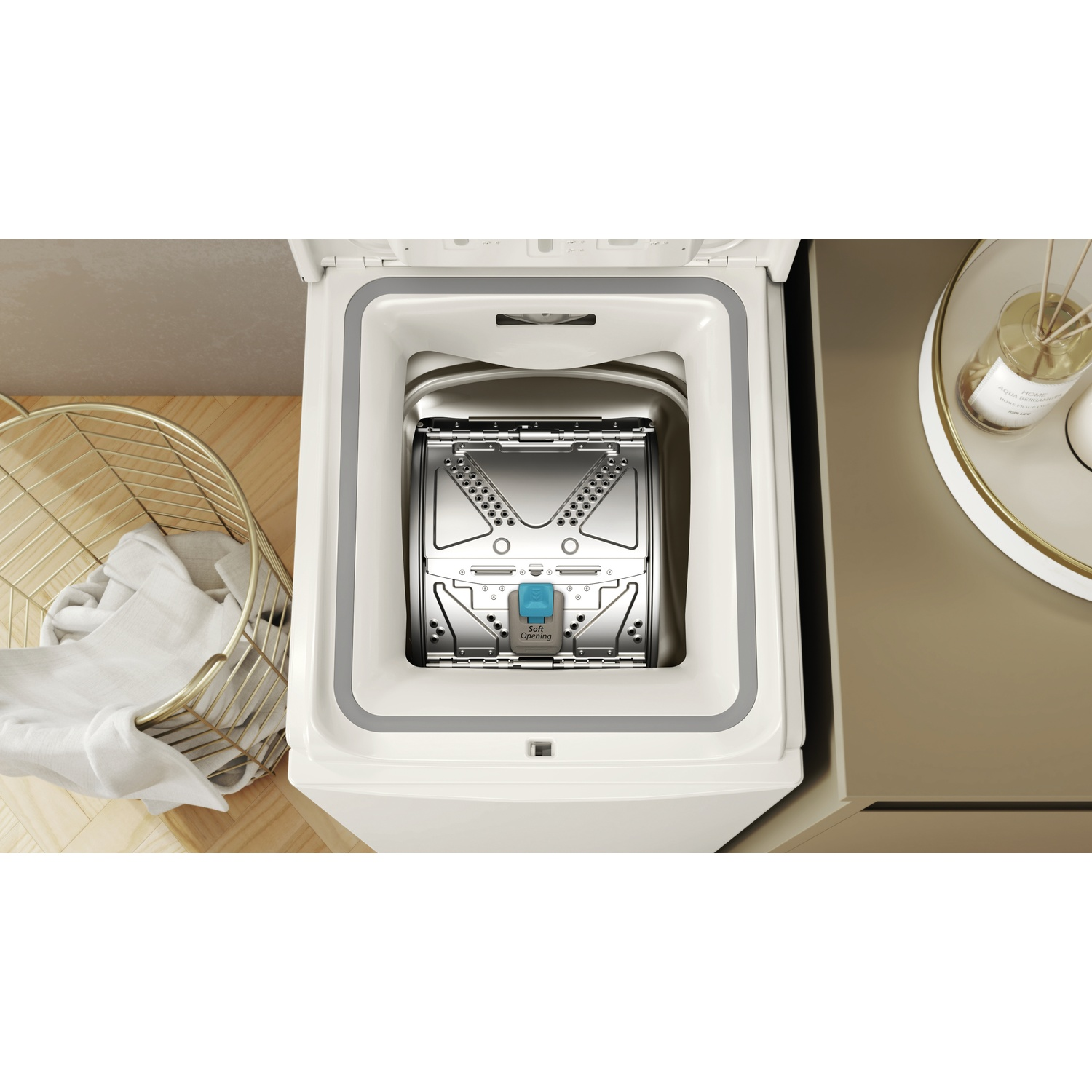 Interno di una lavatrice bianca con coperchio aperto. Mostra il cestello e il pulsante soft service blu.
