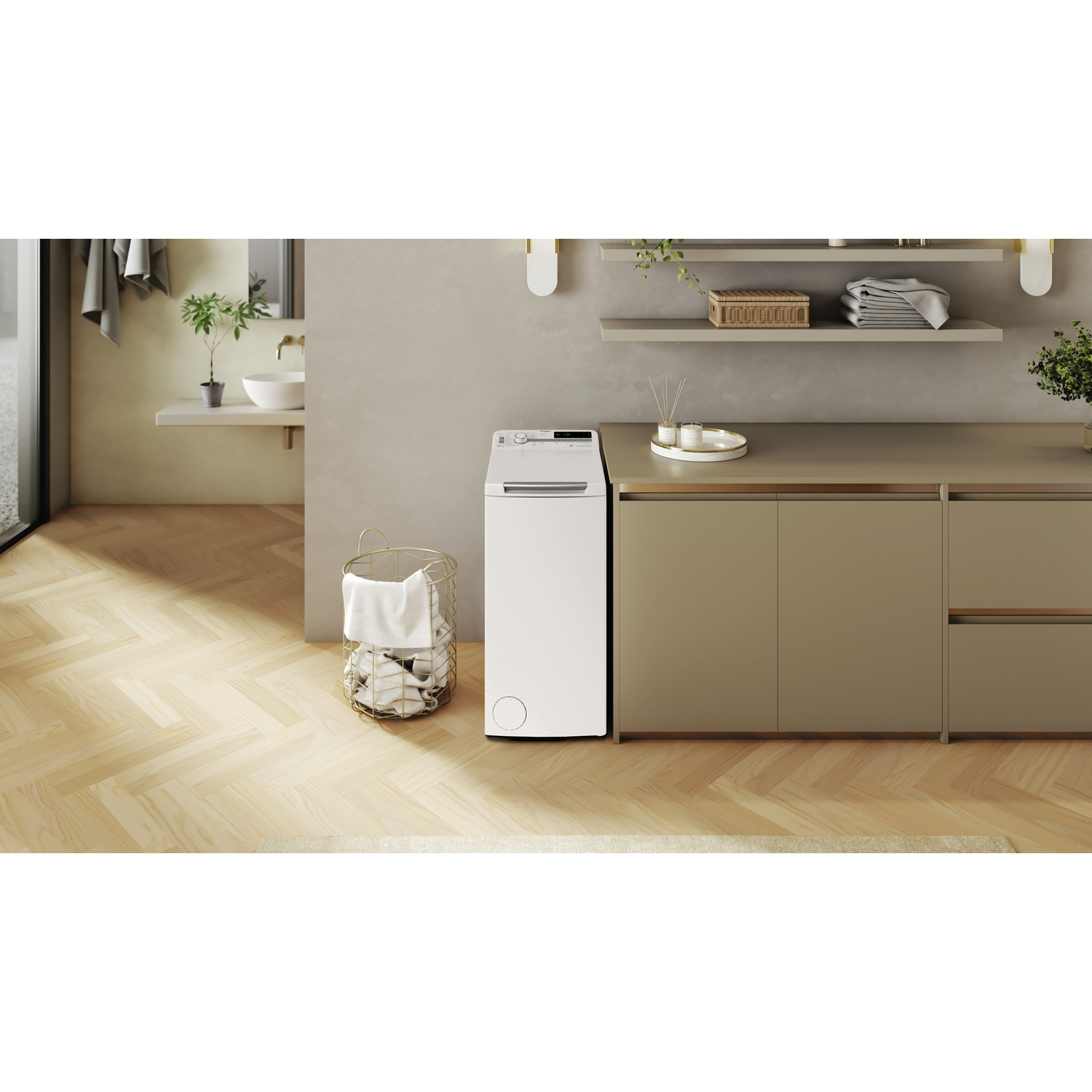 Lavatrice Whirlpool bianca in lavanderia. Accanto a cesto, su pavimento in legno, ripiani sopra.