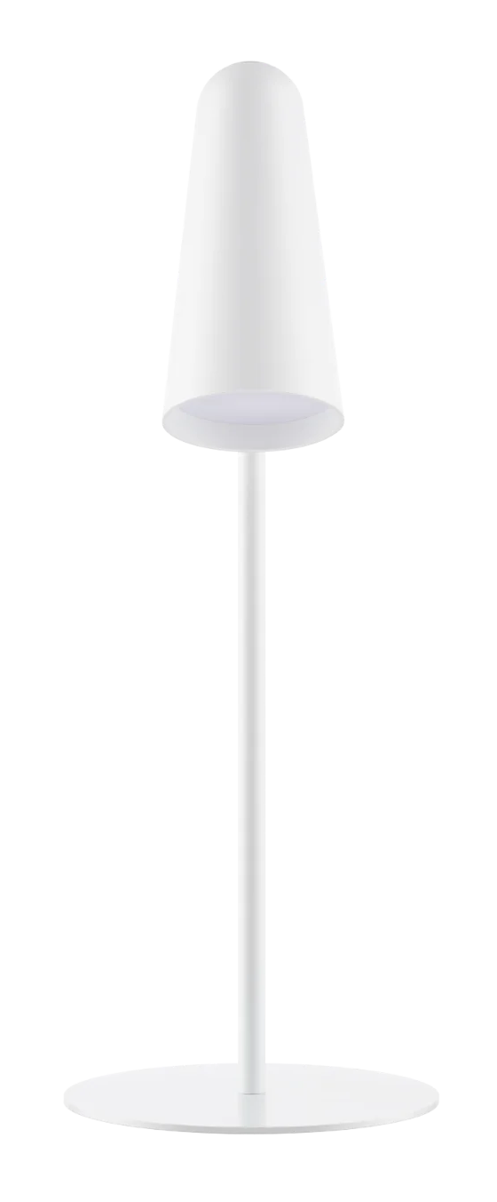 Biała lampa biurkowa, stożkowa głowica na cienkim trzonie i okrągłej podstawie. Czarne tło.