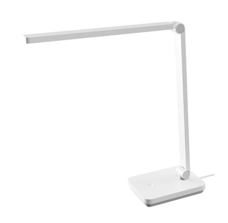 Biała lampa biurkowa z prostokątną podstawą i regulowanym ramieniem, na białym tle.