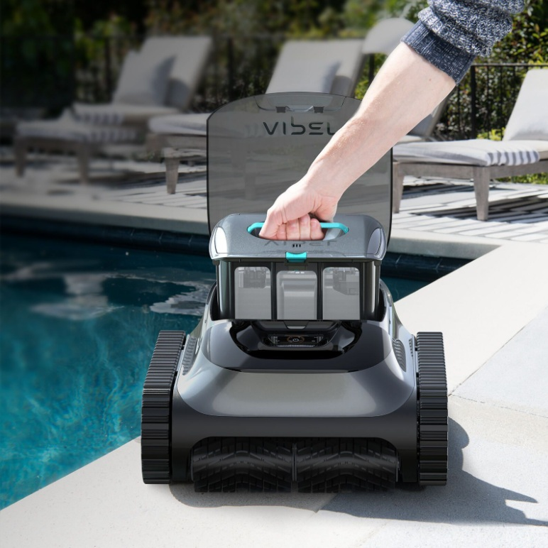 Osoba umieszcza robota do czyszczenia basenu w basenie. Odkurzacz znajduje się na krawędzi basenu.