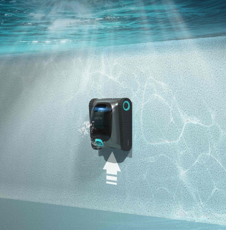 Robot do czyszczenia basenu jest pod wodą, czyszcząc ścianę. Strzałka pokazuje kierunek czyszczenia.