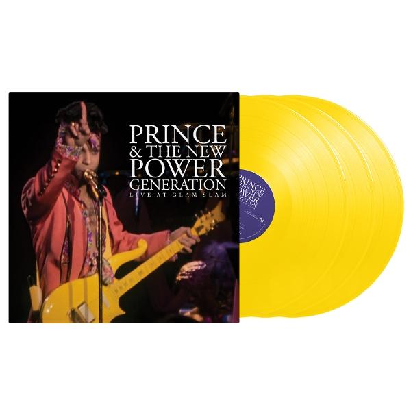 Prince gitározik a színpadon, az album borítójával és bakelittel.