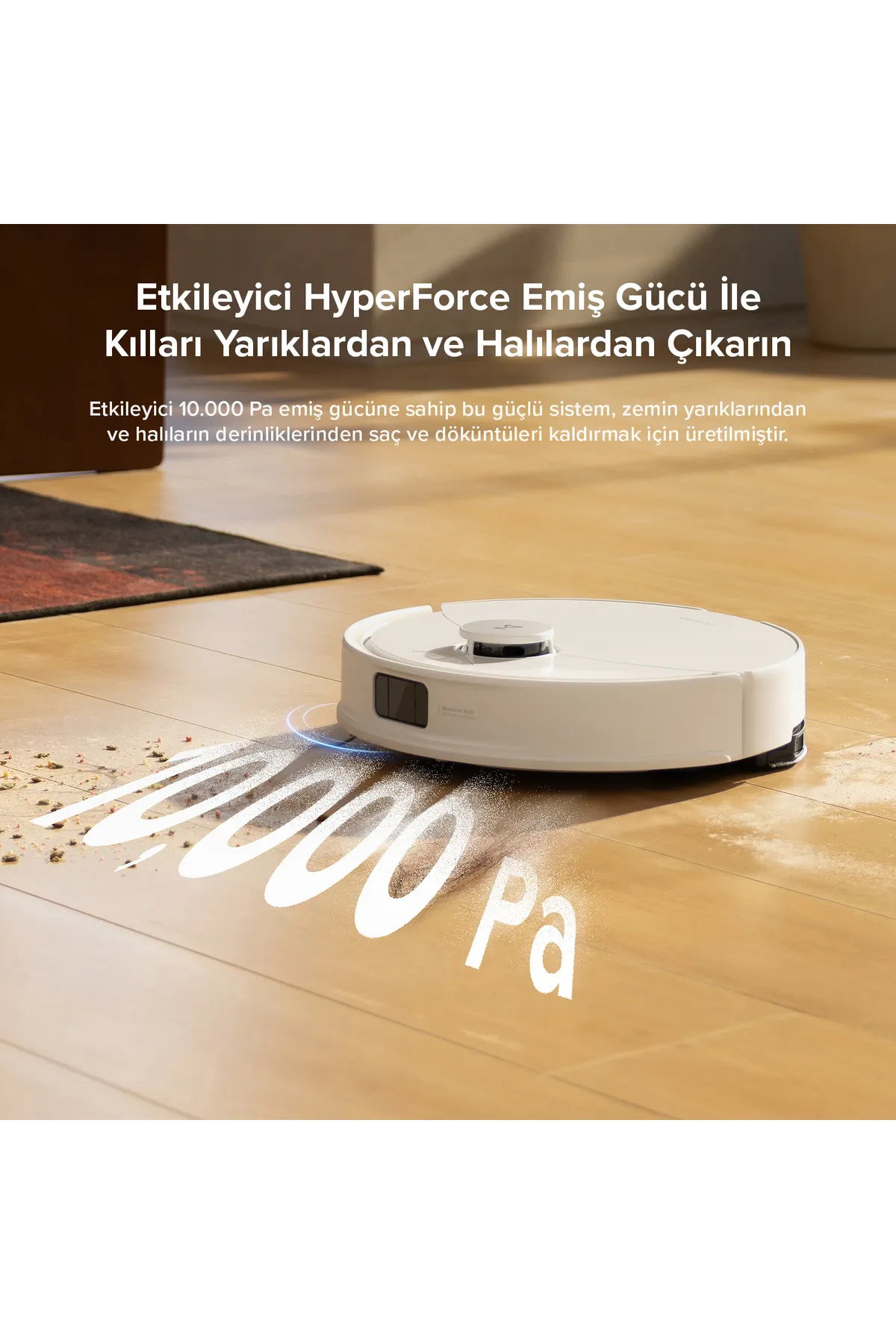 Ahşap bir zeminde, zeminde Pa yazan beyaz bir robot süpürge.