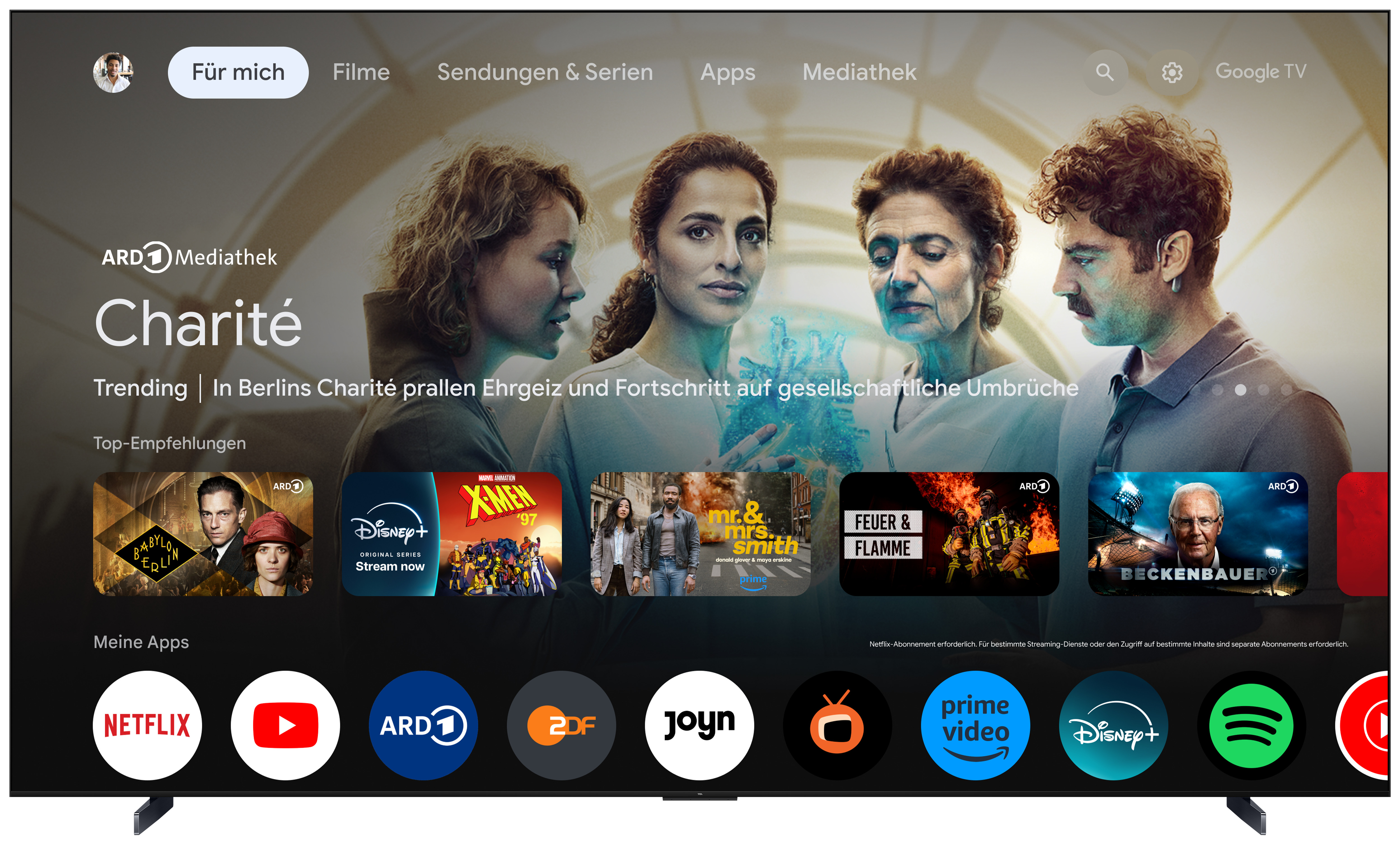 Un téléviseur TCL affichant une interface Google TV avec YouTube et d'autres applications.