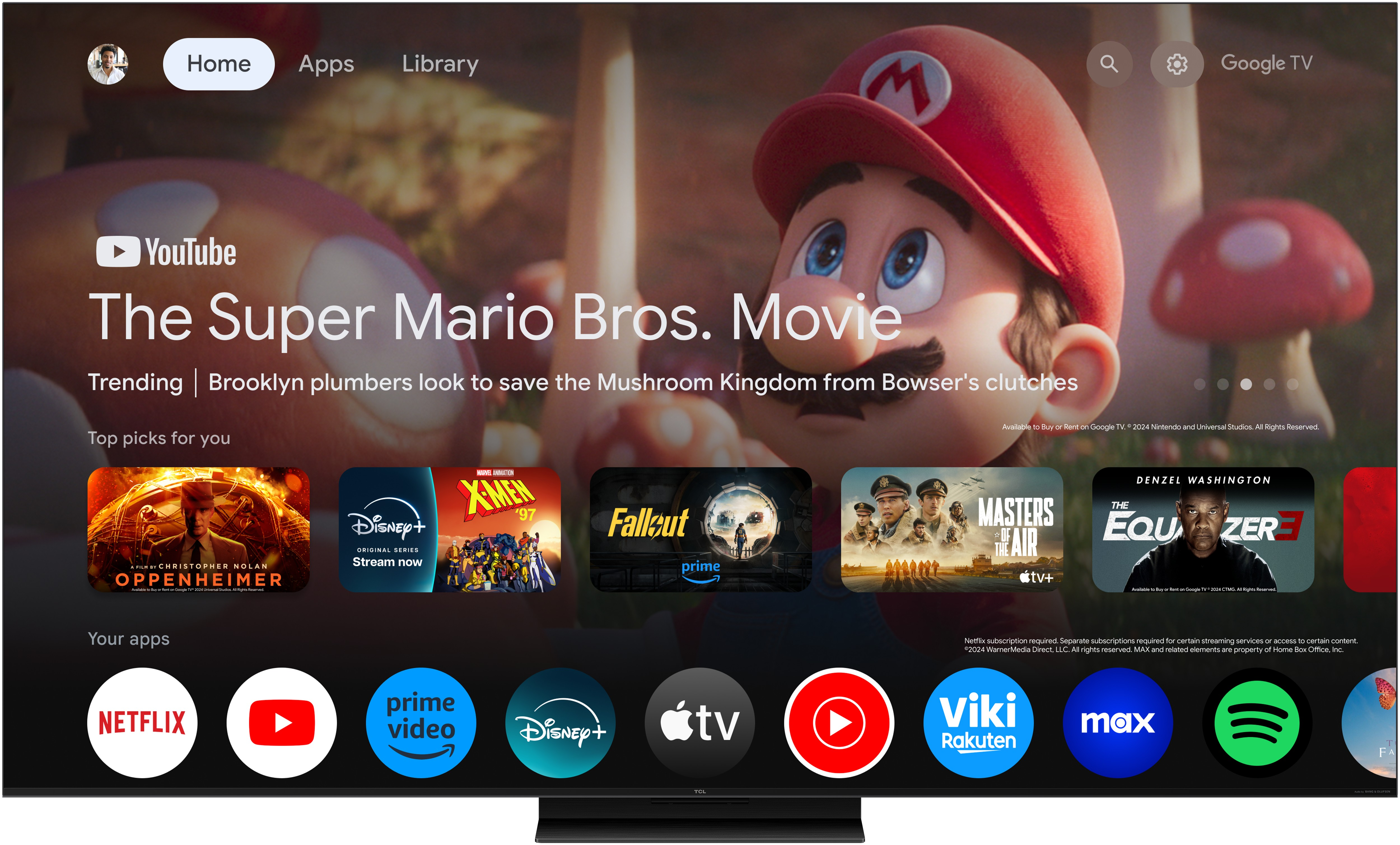 Un televisore TCL che mostra un'interfaccia Google TV con app.